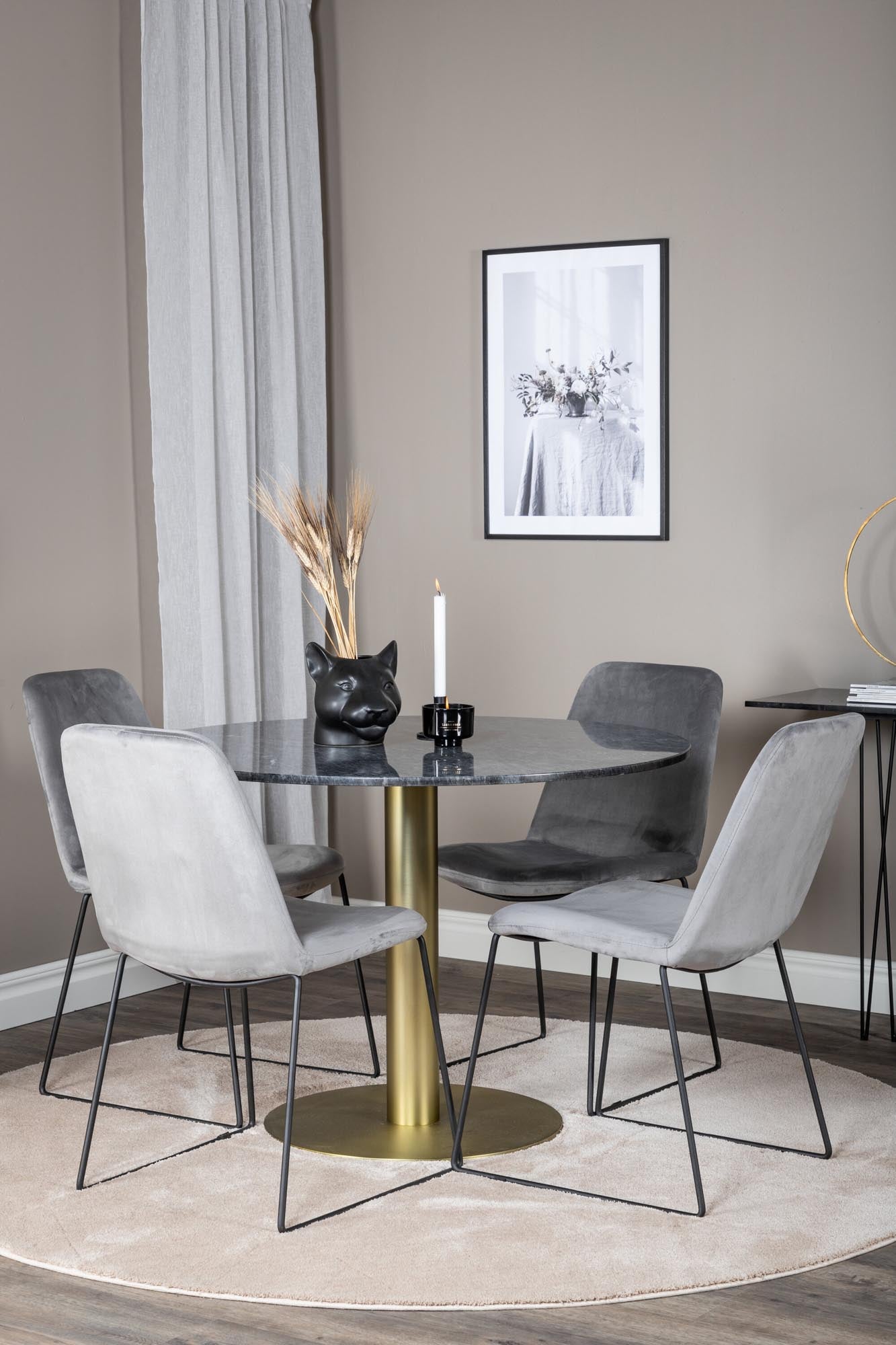 Stilvolles Esszimmerset Estelle von Venture Home: runder Tisch (⌀106cm) und 4 luxuriöse Samtstühle Muce für einladende Essmomente.