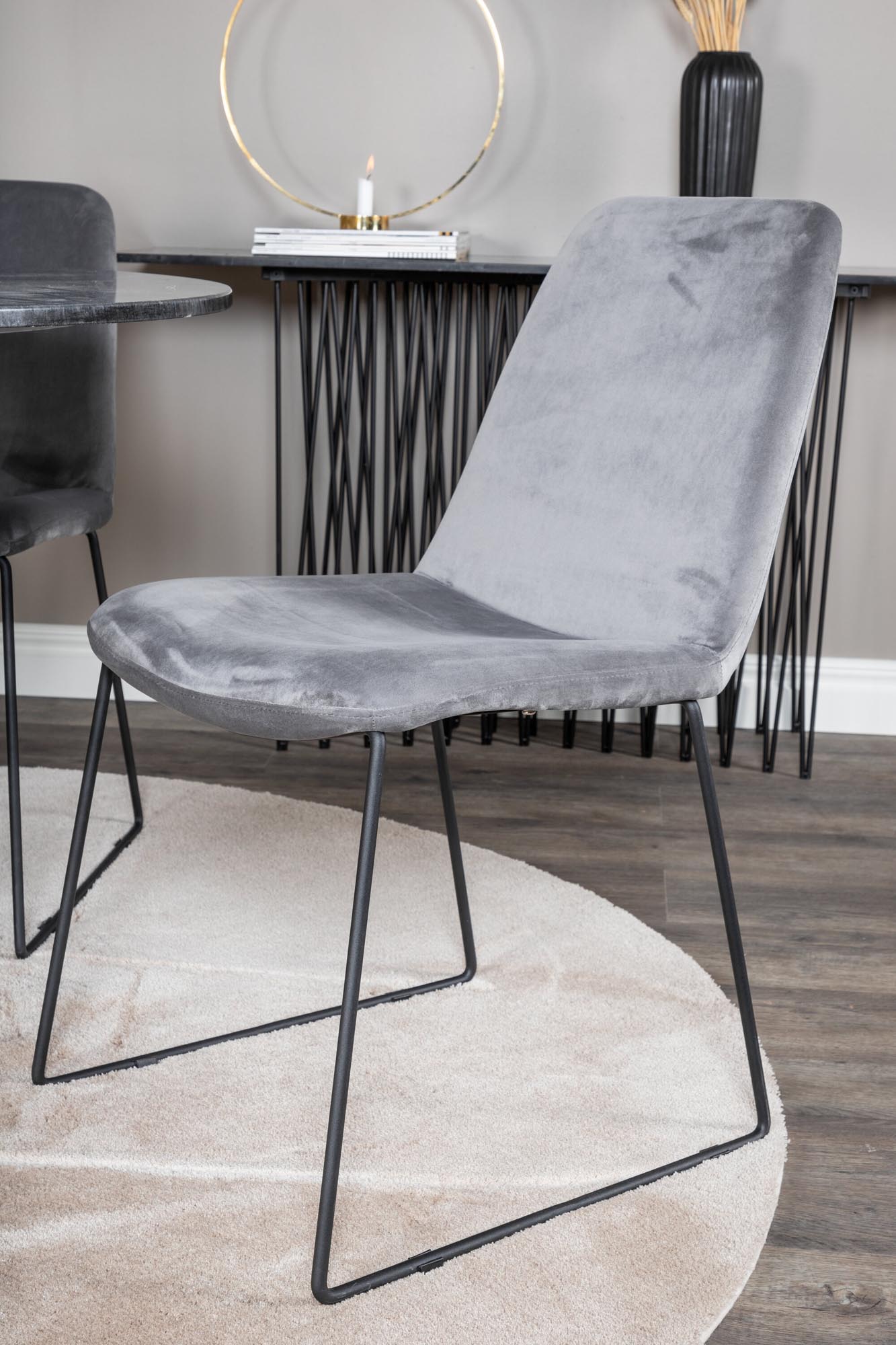 Entdecken Sie das elegante Esszimmerset Estelle von Venture Home: runder Tisch (⌀106cm) und 4 bequeme Samtstühle Muce für stilvolle Dinner.