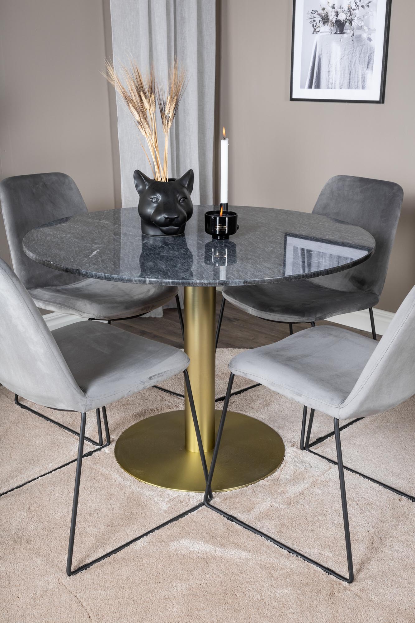 Gestalten Sie Ihr Esszimmer mit dem stilvollen Estelle Set von Venture Home: runder Tisch (⌀106cm) und 4 luxuriösen Samtstühlen Muce für höchsten Komfort.