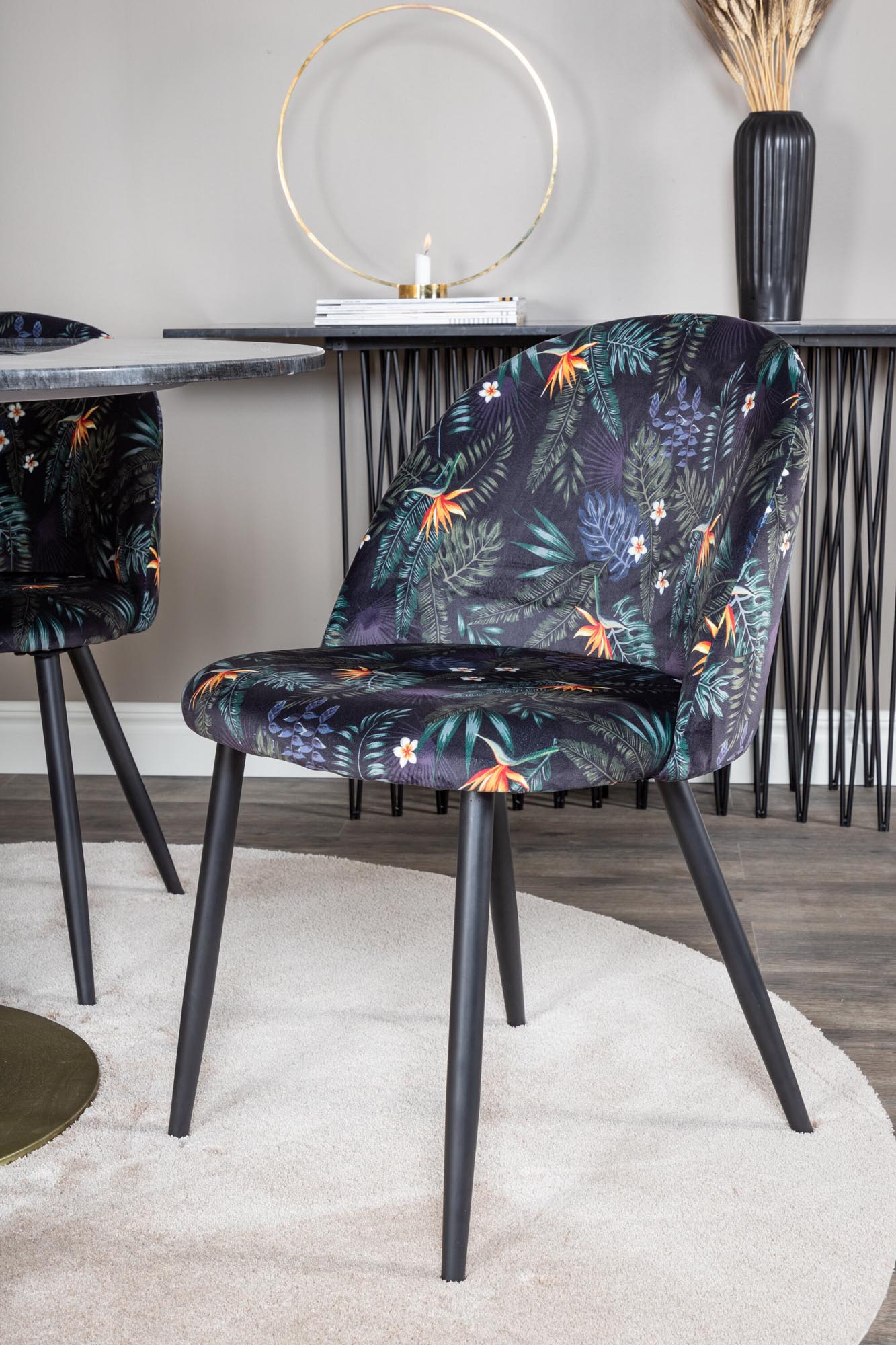 Estelle Esszimmerset: Velvet Tisch & 4 Stühle für modernes Ambiente.