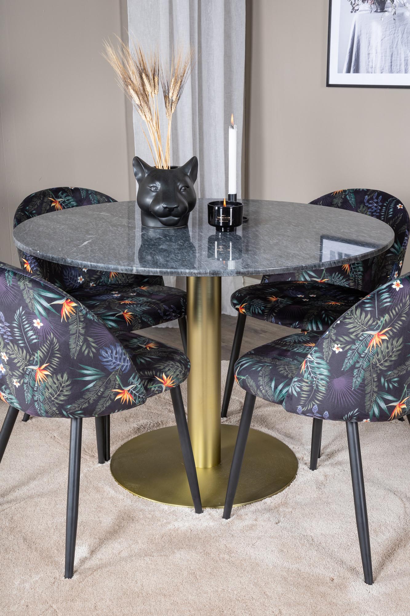 Elegantes Estelle Esszimmerset: Velvet Tisch & 4 Stühle, modern.