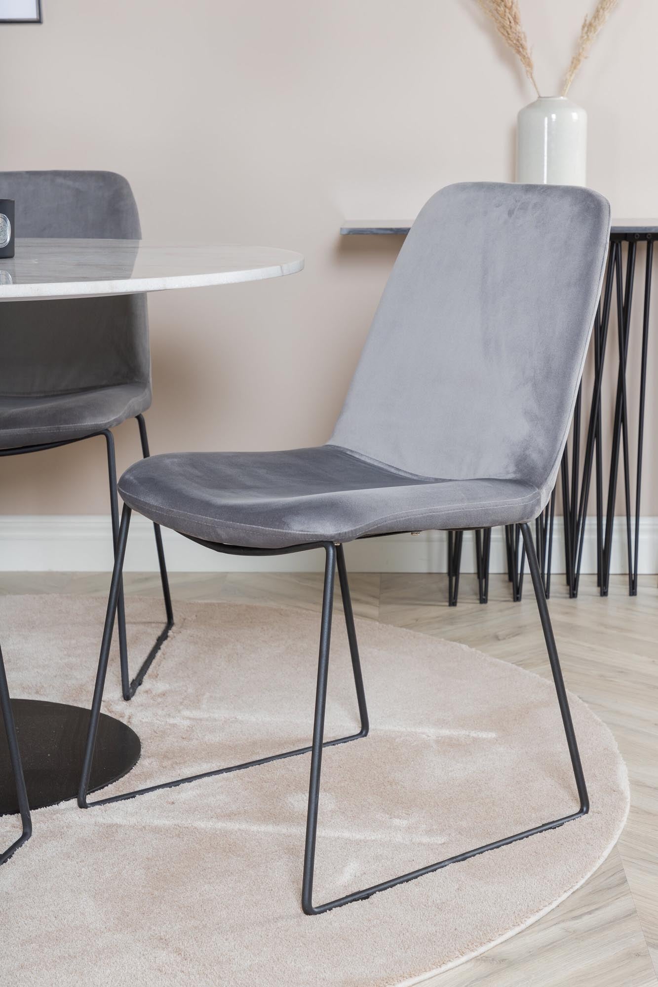 Elegantes Esszimmerset Estelle mit 106 cm Tisch und bequemen Samtstühlen Muce. Ideal für gesellige Abende und festliche Anlässe.