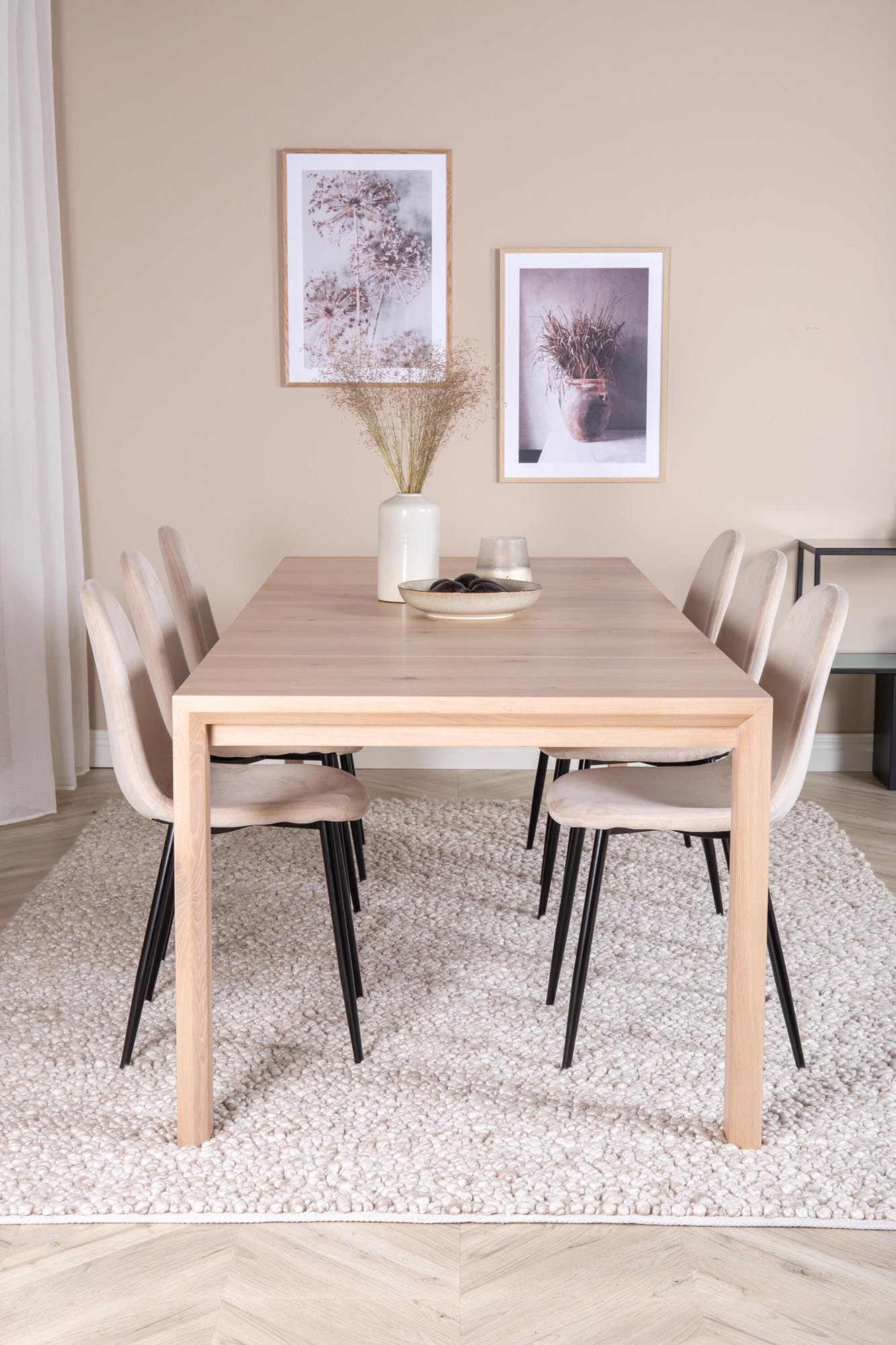 Erleben Sie das Slider Esszimmerset von Venture Home: Ein ausziehbarer 170 cm Esstisch und luxuriöse Polar Stühle für stilvolle Essmomente.