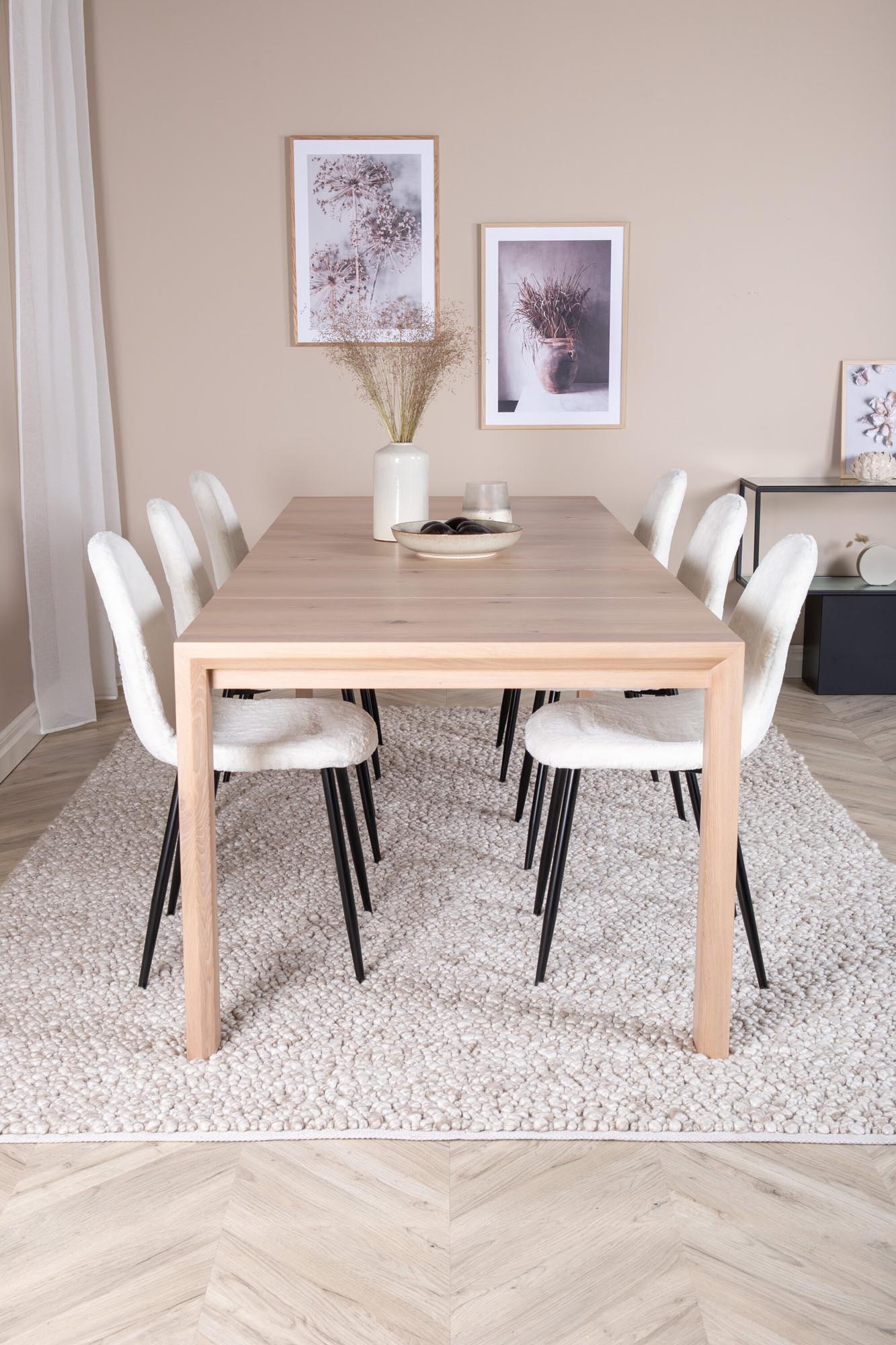 Stilvolles, ausziehbares Esszimmerset Slider von Venture Home mit 170 cm Tisch und 6 luxuriösen Samtstühlen Polar für unvergessliche Essmomente.