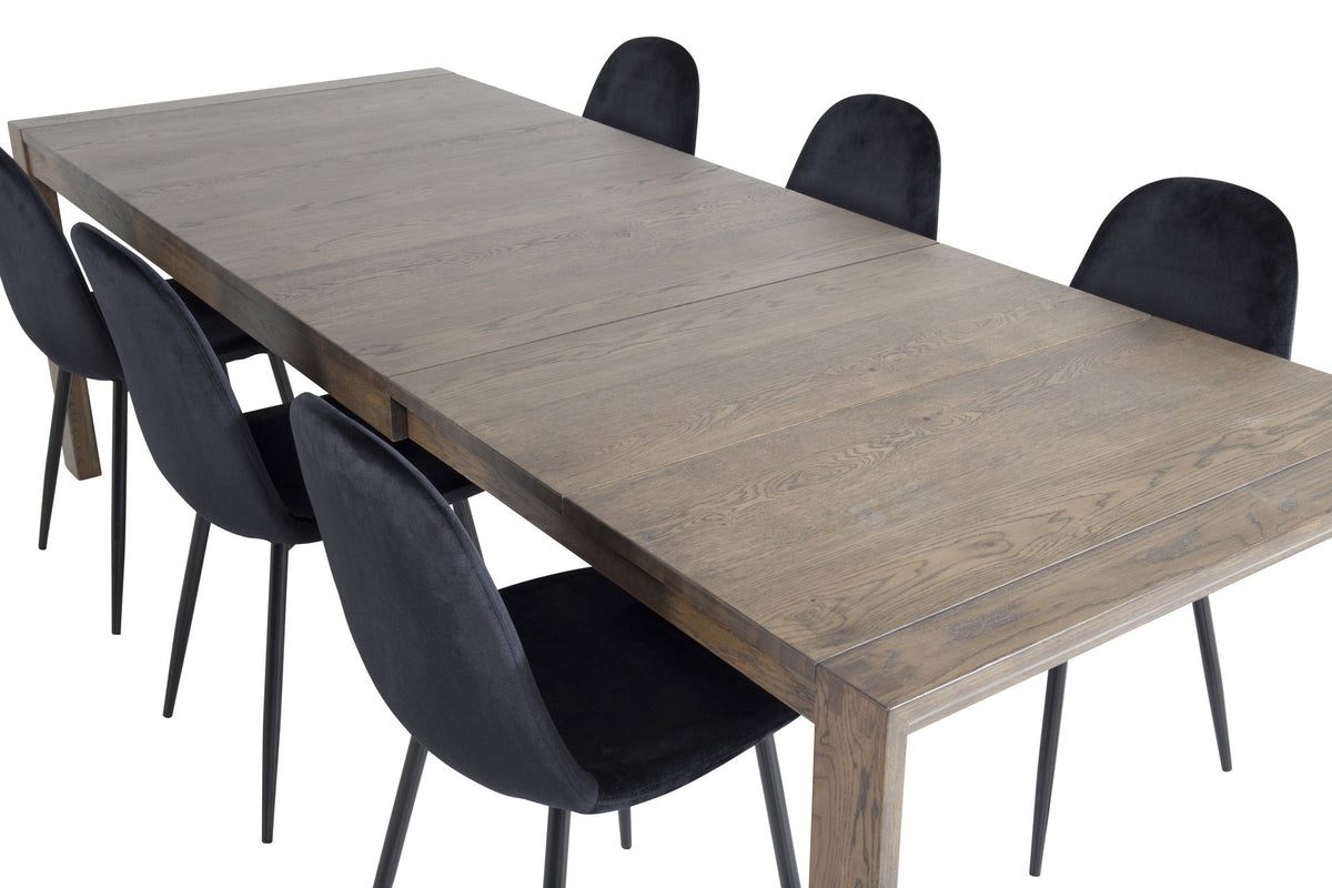 Rechteckiger Esstisch aus Eiche in Natur mit ausziehbarer Platte, dazu zwei schwarze Esszimmerstühle mit gepolsterter Sitzfläche von Venture Home.