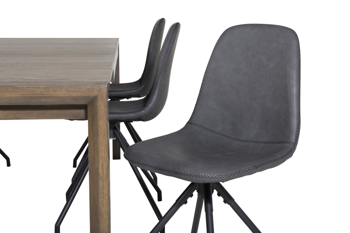 Rechteckiger Esstisch aus Eiche in Natur mit ausziehbarer Platte, dazu zwei schwarze Esszimmerstühle mit gepolsterter Sitzfläche von Venture Home.