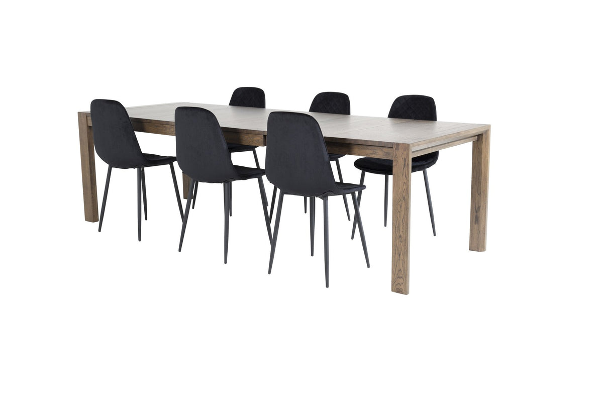 Rechteckiger Esstisch aus Eiche in Natur mit ausziehbarer Platte, dazu zwei schwarze Esszimmerstühle mit gepolsterter Sitzfläche von Venture Home.