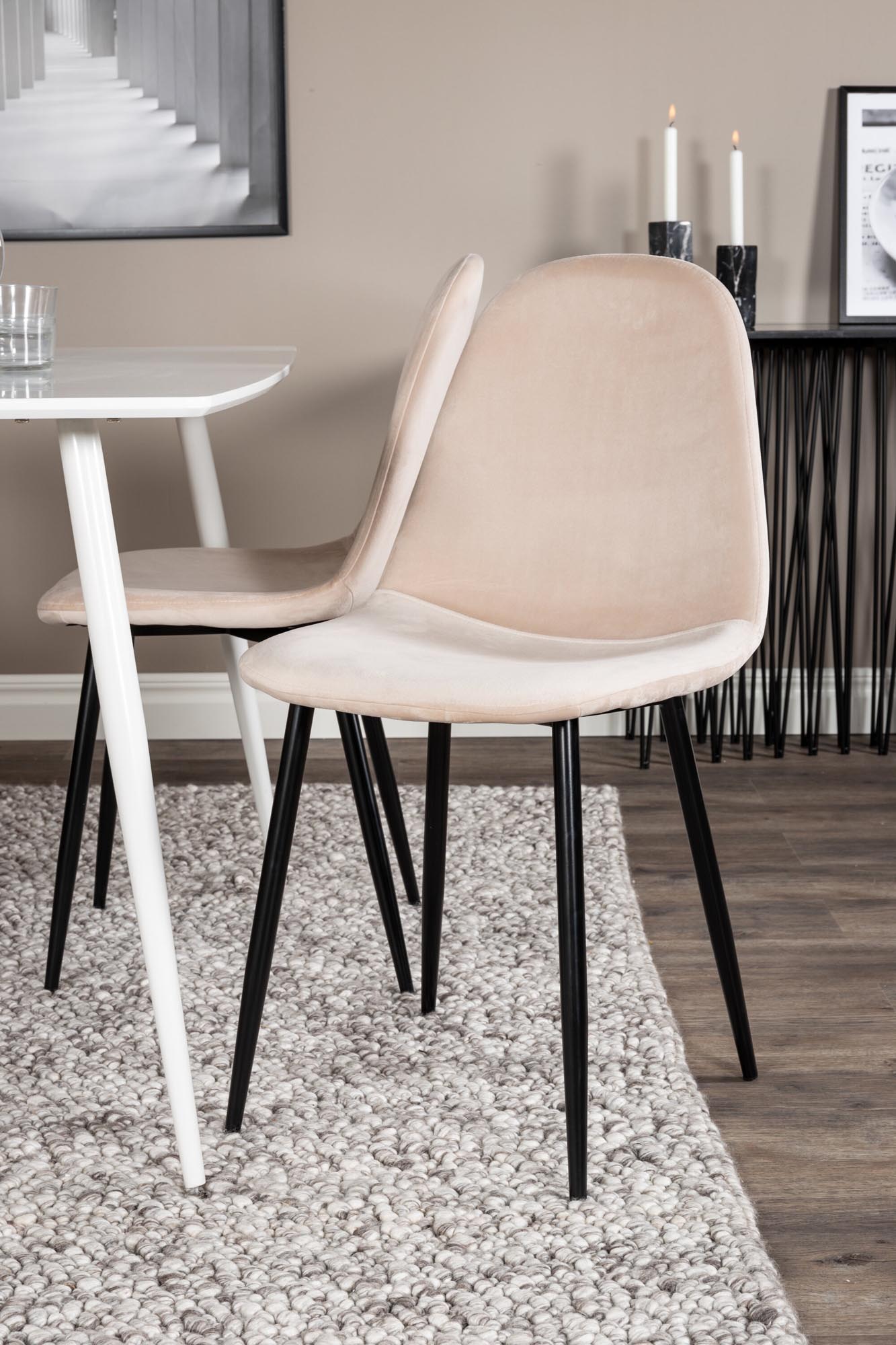 Entdecken Sie das stilvolle Polar Esszimmerset von Venture Home: Ein 120 cm großer Tisch und 4 ergonomische Stühle für gemütliche Essmomente.