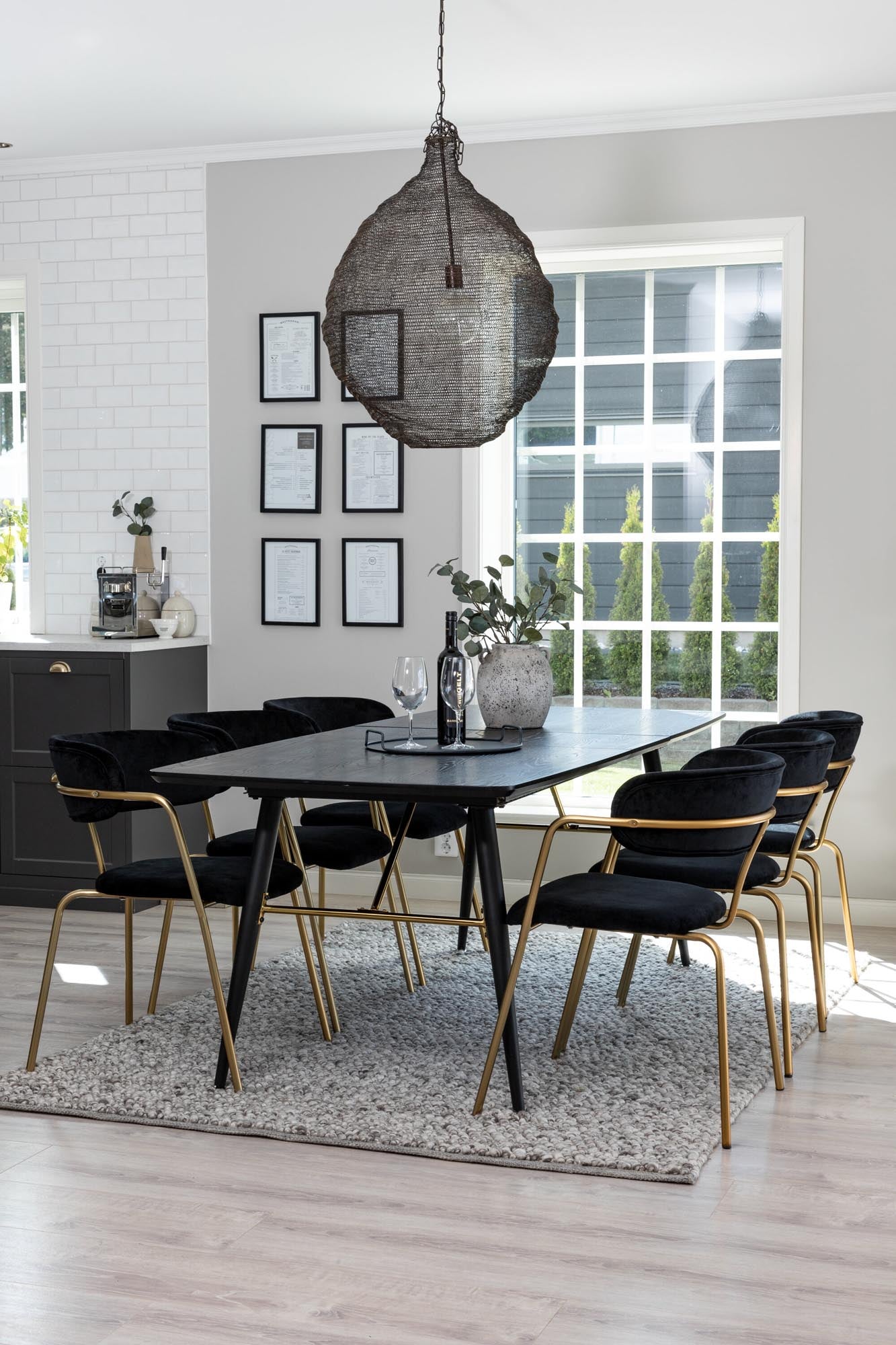 Entdecken Sie das Gold Esszimmerset von Venture Home: Ausziehbarer Tisch mit luxuriöser Samtoberfläche und 6 bequemen Arrow-Stühlen für stilvolle Essmomente.