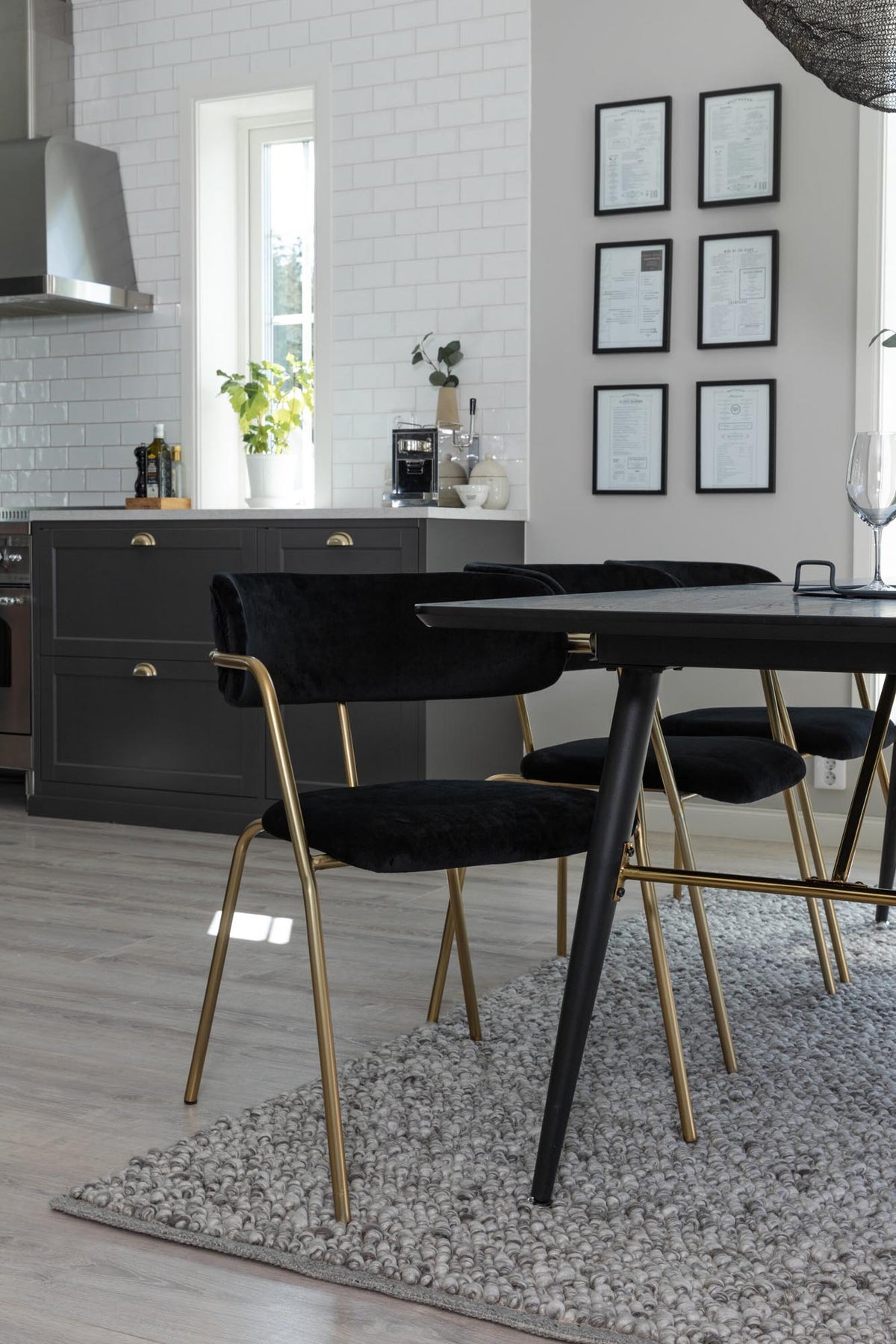 Gold Esszimmerset ausziehbar + Arrow 180cm/6St. in Schwarz / Gold präsentiert im Onlineshop von KAQTU Design AG. Esszimmerset ist von Venture Home
