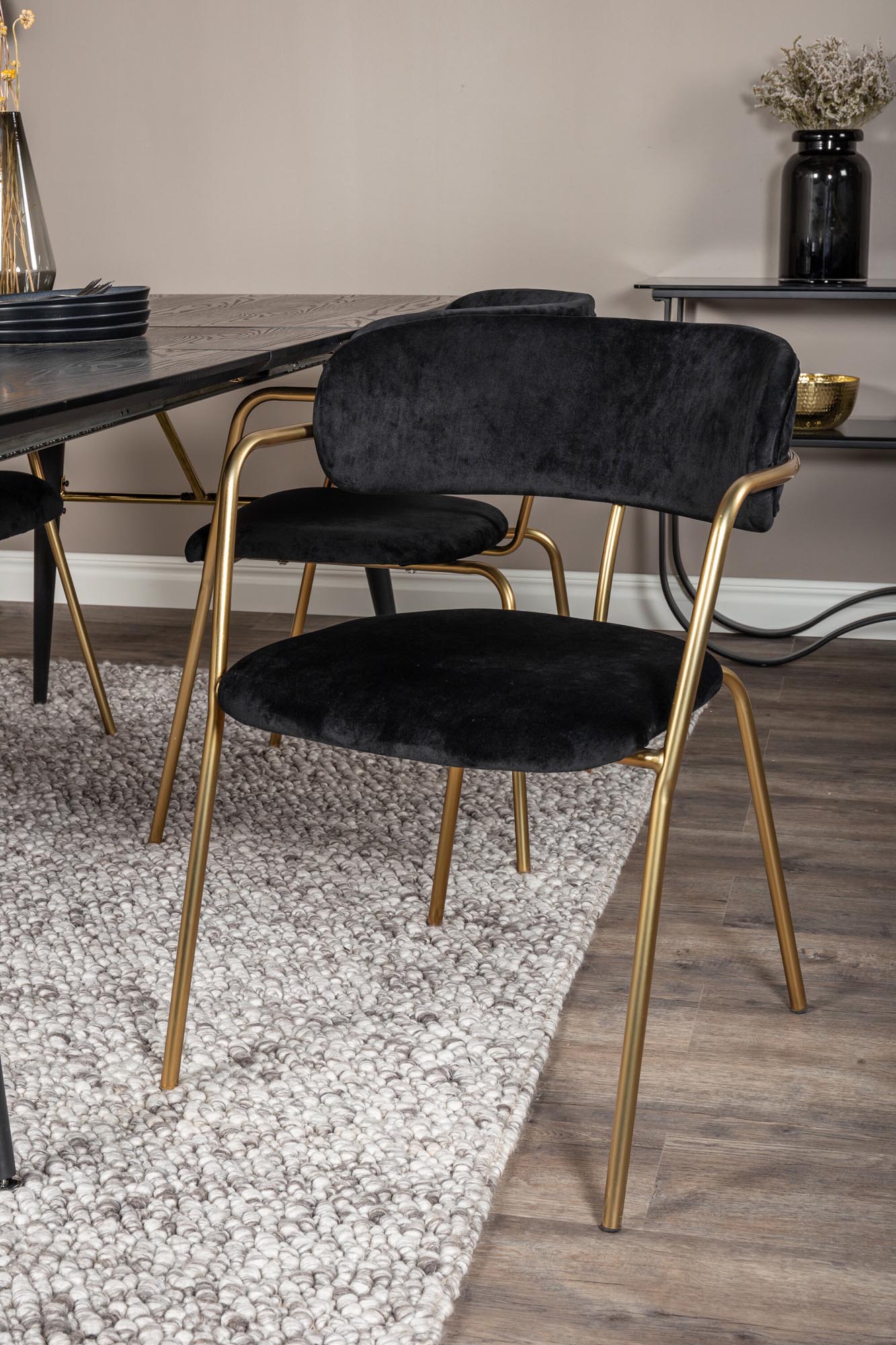 Elegantes, ausziehbares Esszimmerset Gold von Venture Home mit luxuriösen Details und 4 stilvollen Samt-Stühlen für gesellige Abende.