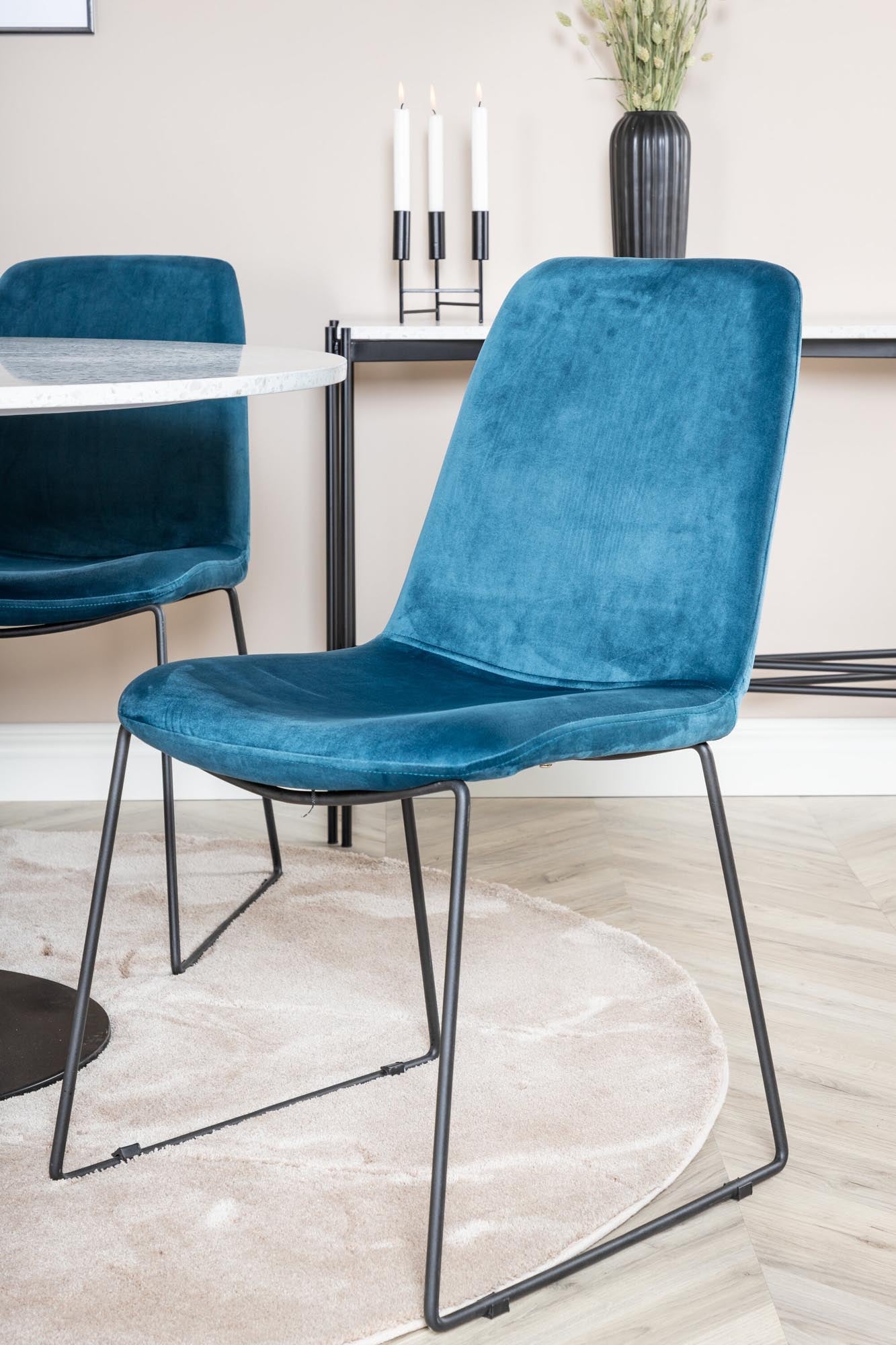 Stilvolles Razzia Esszimmerset mit runden Tisch und 4 Samtstühlen für Komfort und Eleganz in Ihrem Essbereich.