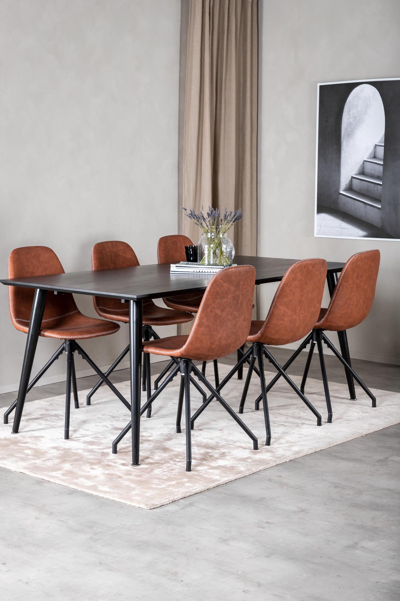 Stilvolles Dipp Esszimmerset von Venture Home für bis zu 6 Personen. Der 180 cm lange Tisch und die bequemen Polar-Stühle bieten Eleganz und Komfort.