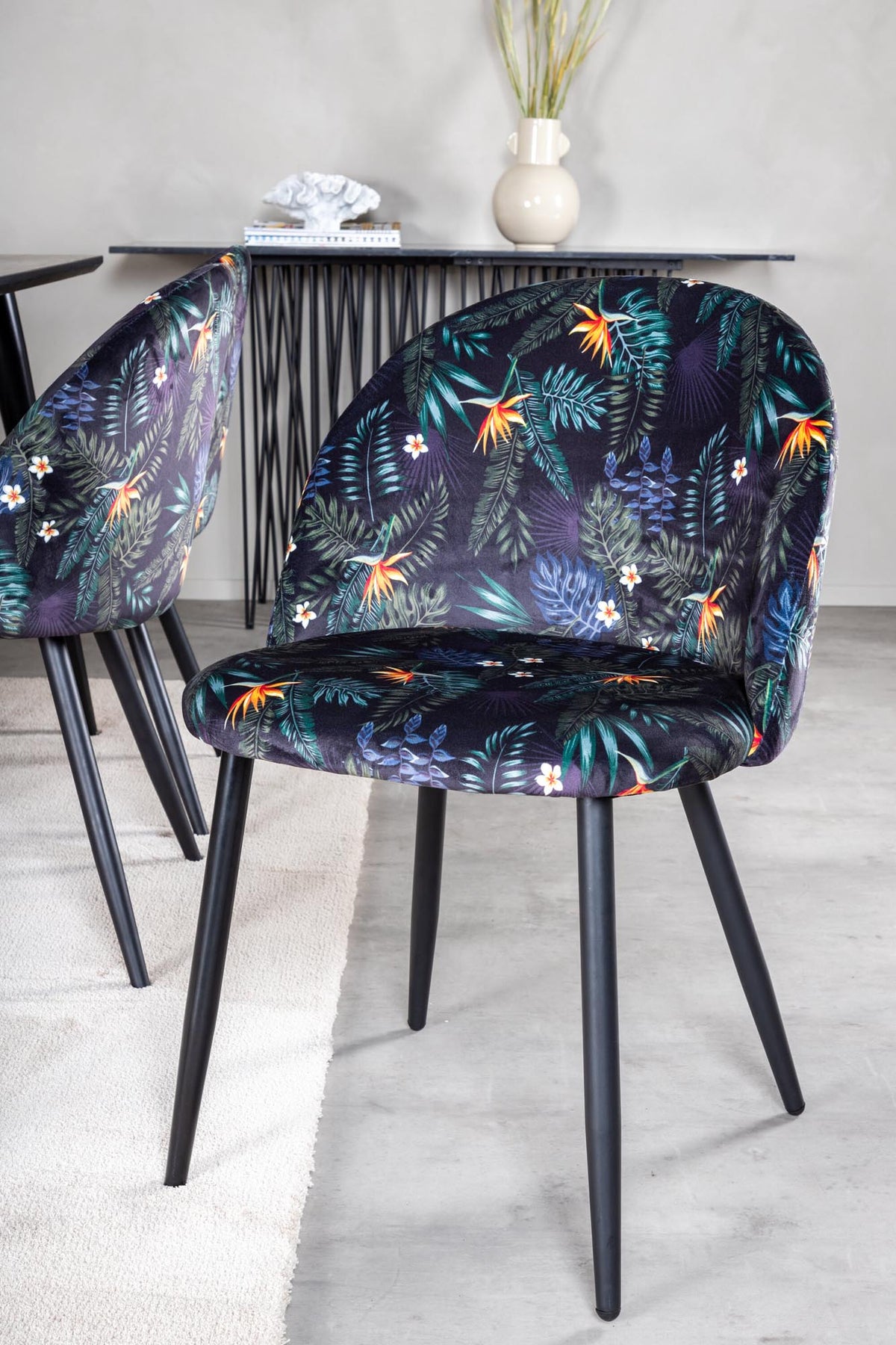 Dipp Esszimmerset + Velvet 180cm/6St. in Schwarz präsentiert im Onlineshop von KAQTU Design AG. Esszimmerset ist von Venture Home