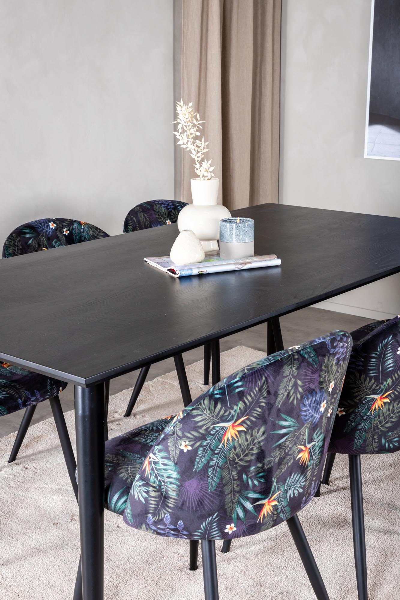 Stilvolles Dipp Esszimmerset von Venture Home: 180 cm Tisch und 6 bequeme Samt-Stühle für ein elegantes Ambiente in Ihrem Esszimmer.