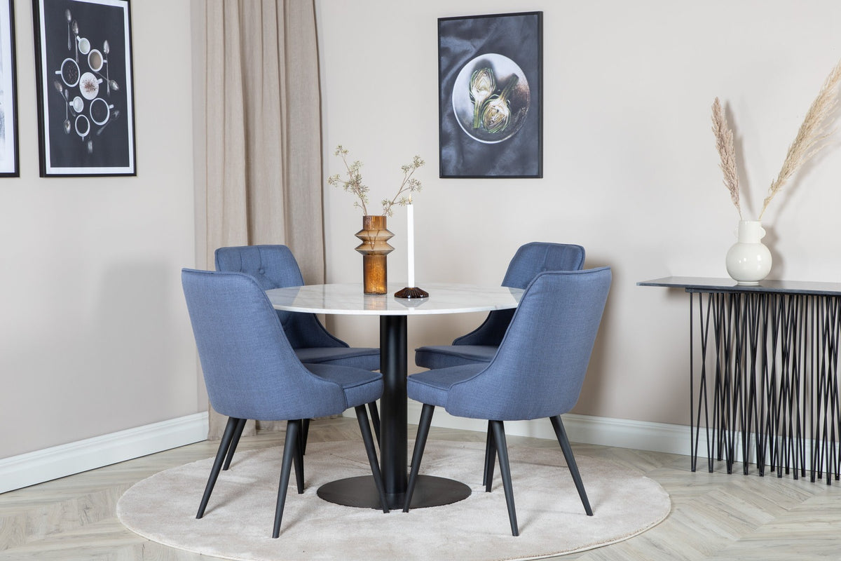Runder Esstisch mit weisser Marmorplatte und Stahlbeinen, daneben zwei gepolsterte Stühle in Blau mit schwarzem Metallgestell.