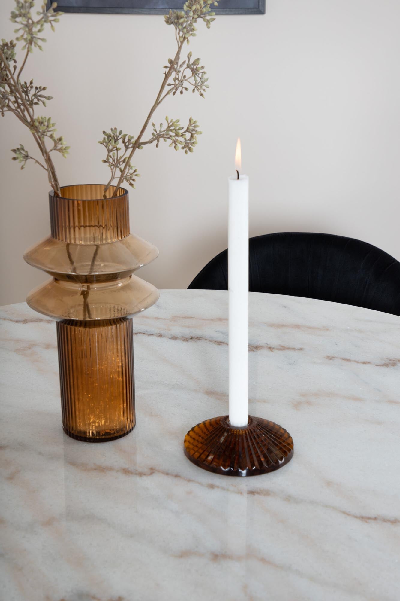 Entdecken Sie das Estelle Esszimmerset + Wrinkles: Eleganz und Komfort vereint in einem stilvollen Marmor-Esstisch und luxuriösen Samtstühlen.