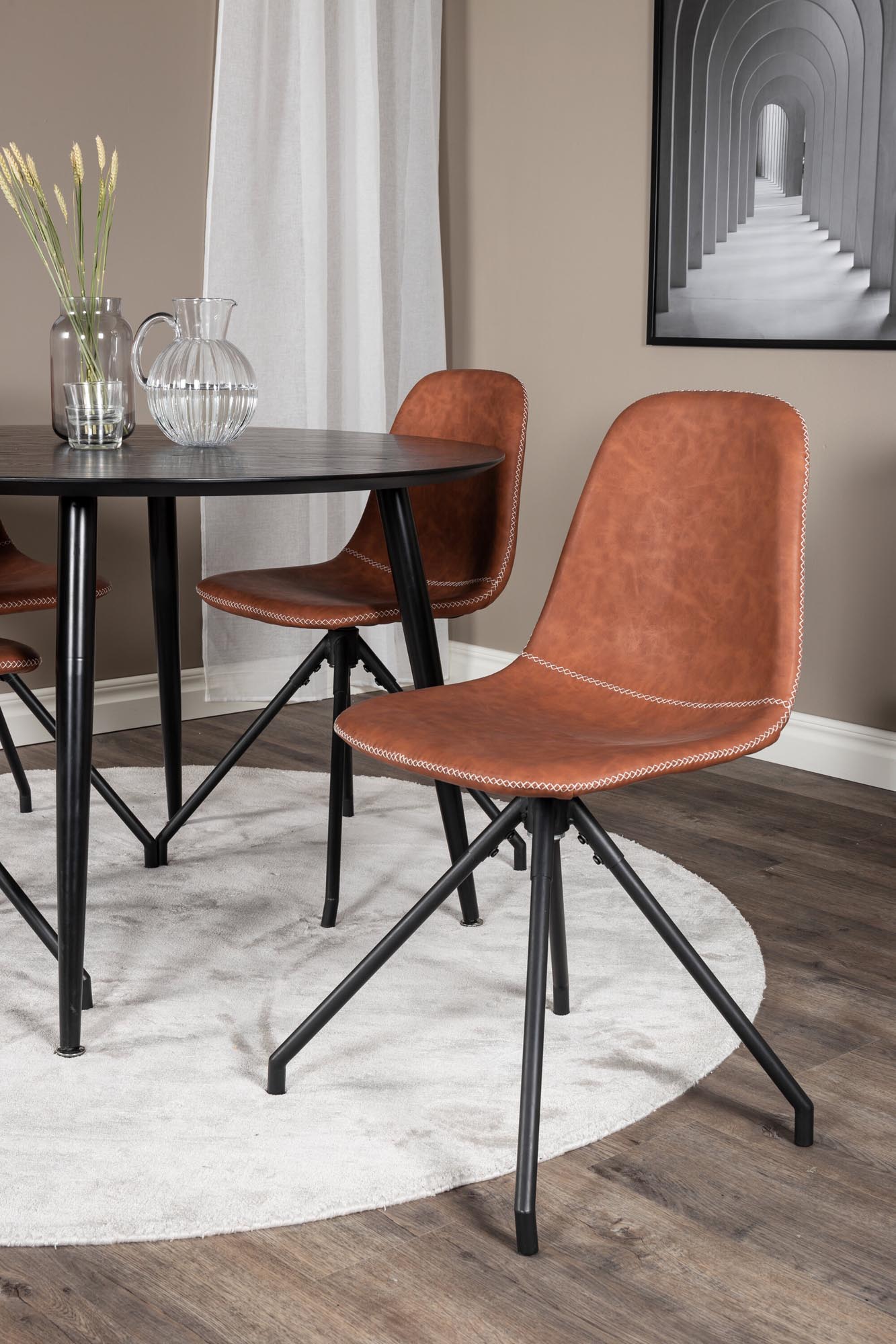 Entdecken Sie das Dipp Esszimmerset + Polar von Venture Home: Eleganter runder Tisch und bequeme Stühle für unvergessliche Essmomente, drinnen und draußen.