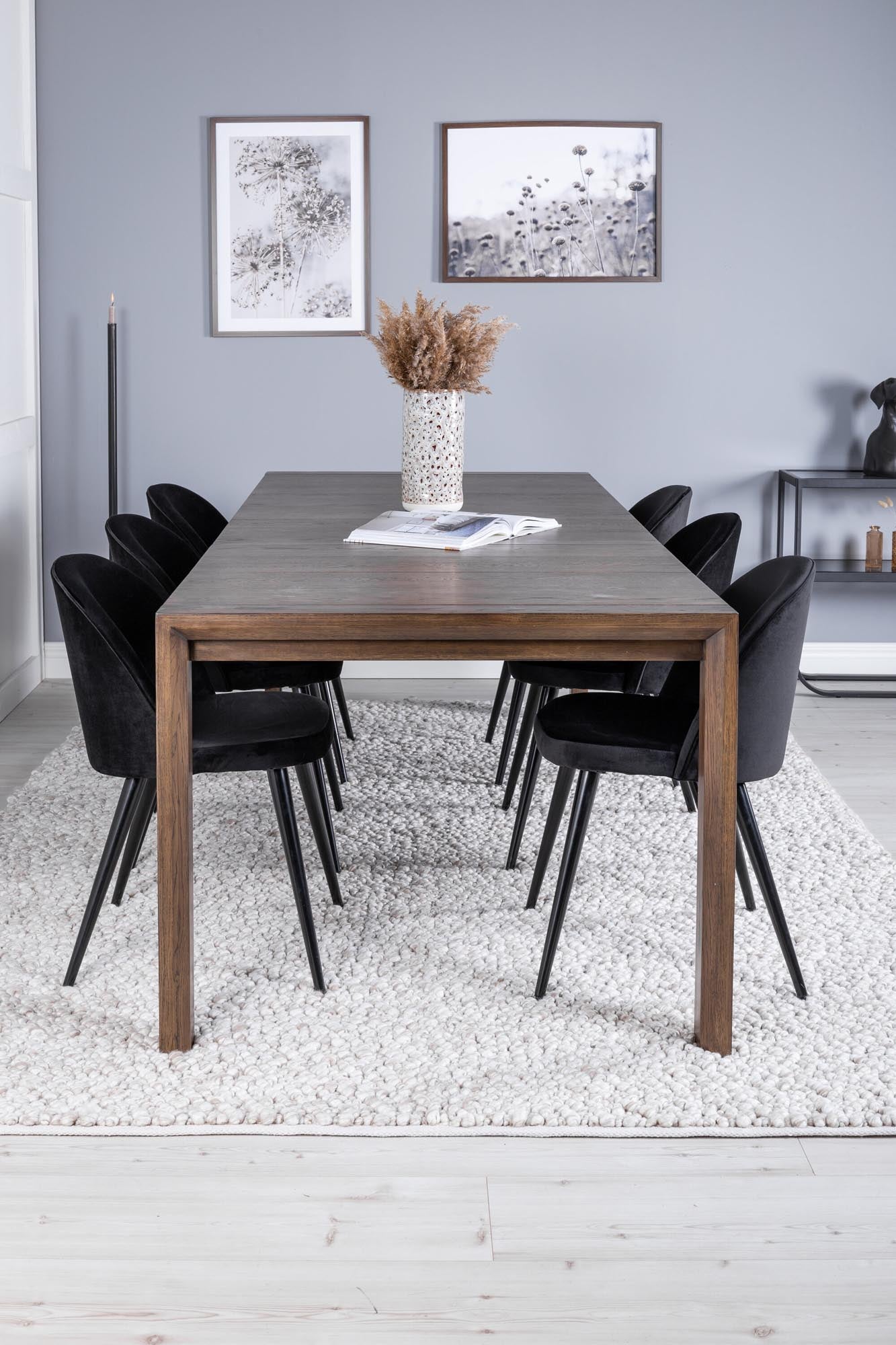 Stilvolles Esszimmerset: Ausziehbarer Tisch in Eichenoptik, luxuriöse Samt-Stühle, ideal für gemütliche Familienessen oder große Feiern.