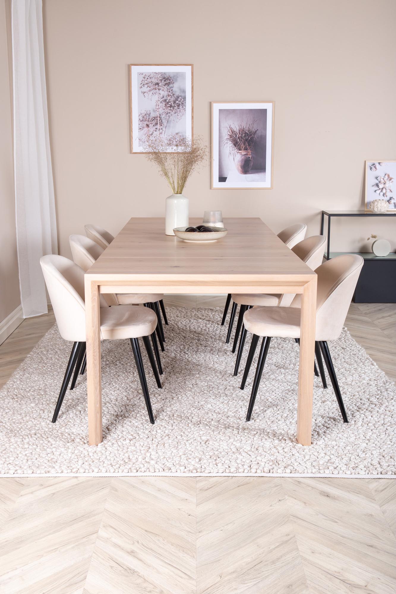 Stilvolles Esszimmerset: Ausziehbarer Tisch in Eichenoptik mit 6 luxuriösen Samtstühlen, ideal für jeden Anlass und höchsten Sitzkomfort.