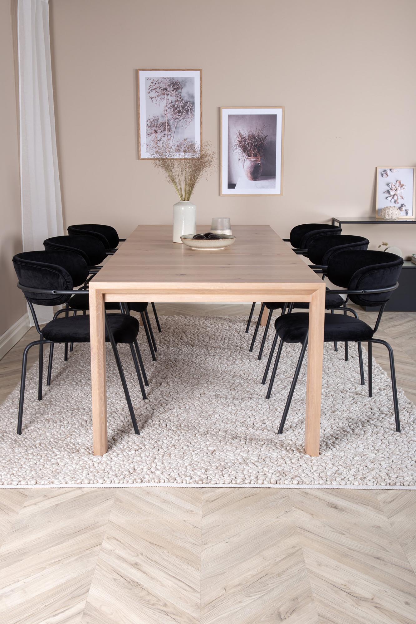 Elegantes Slider Esszimmerset: Ausziehbarer Tisch in heller Eichenoptik mit 6 bequemen Samtstühlen. Ideal für stilvolle Dinner und Feiern.