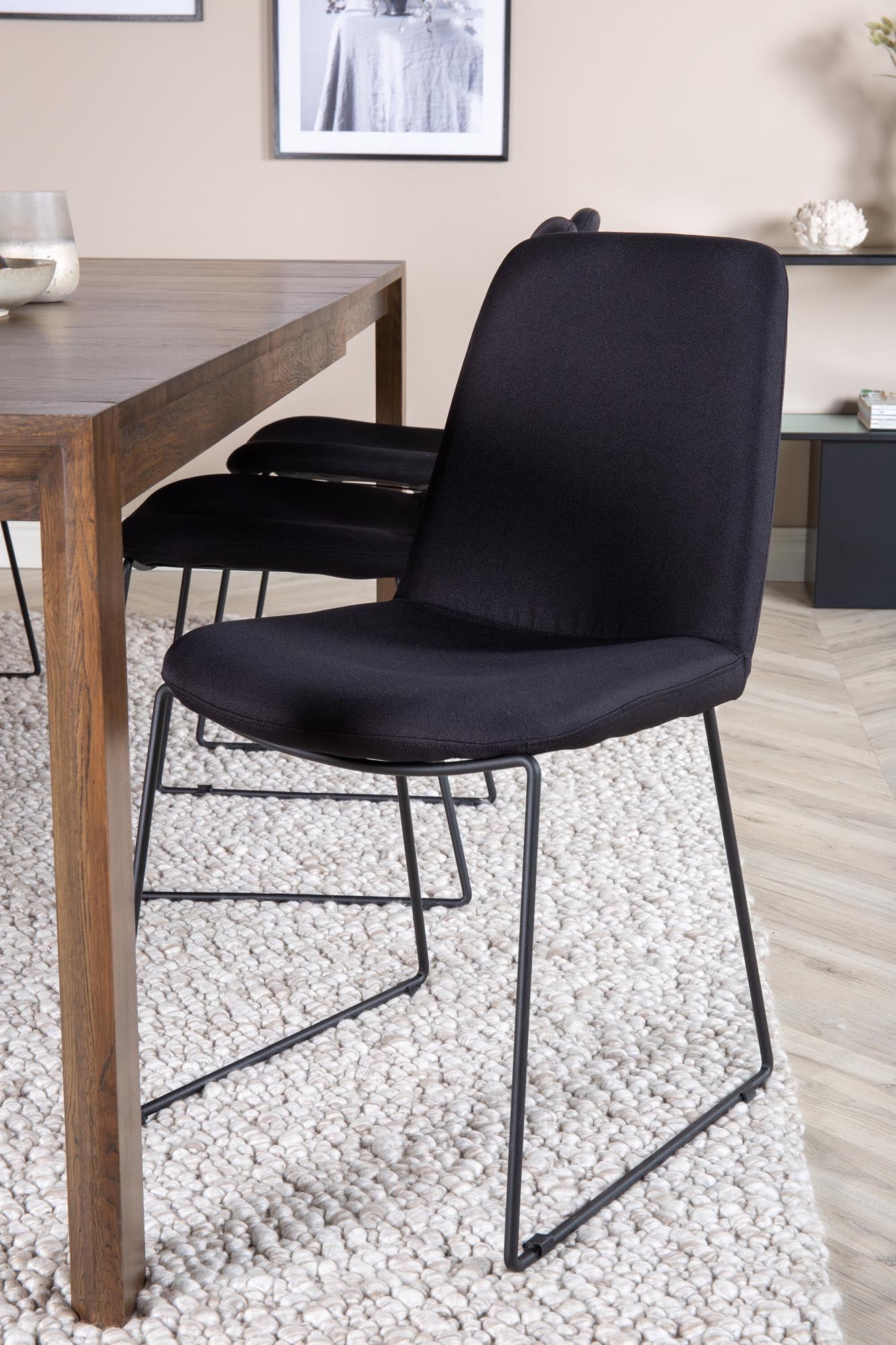 Stilvolles Esszimmerset mit ausziehbarem Tisch für 6 Personen.