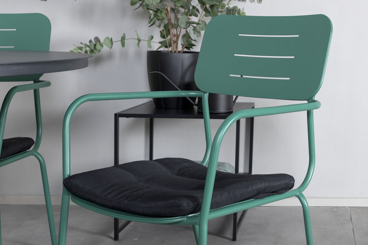 Zwei grüne Aluminium-Stühle mit Polsterbezug und ein runder schwarzer Aluminiumtisch mit Stahlbeinen, Gartentischset von Venture Home.