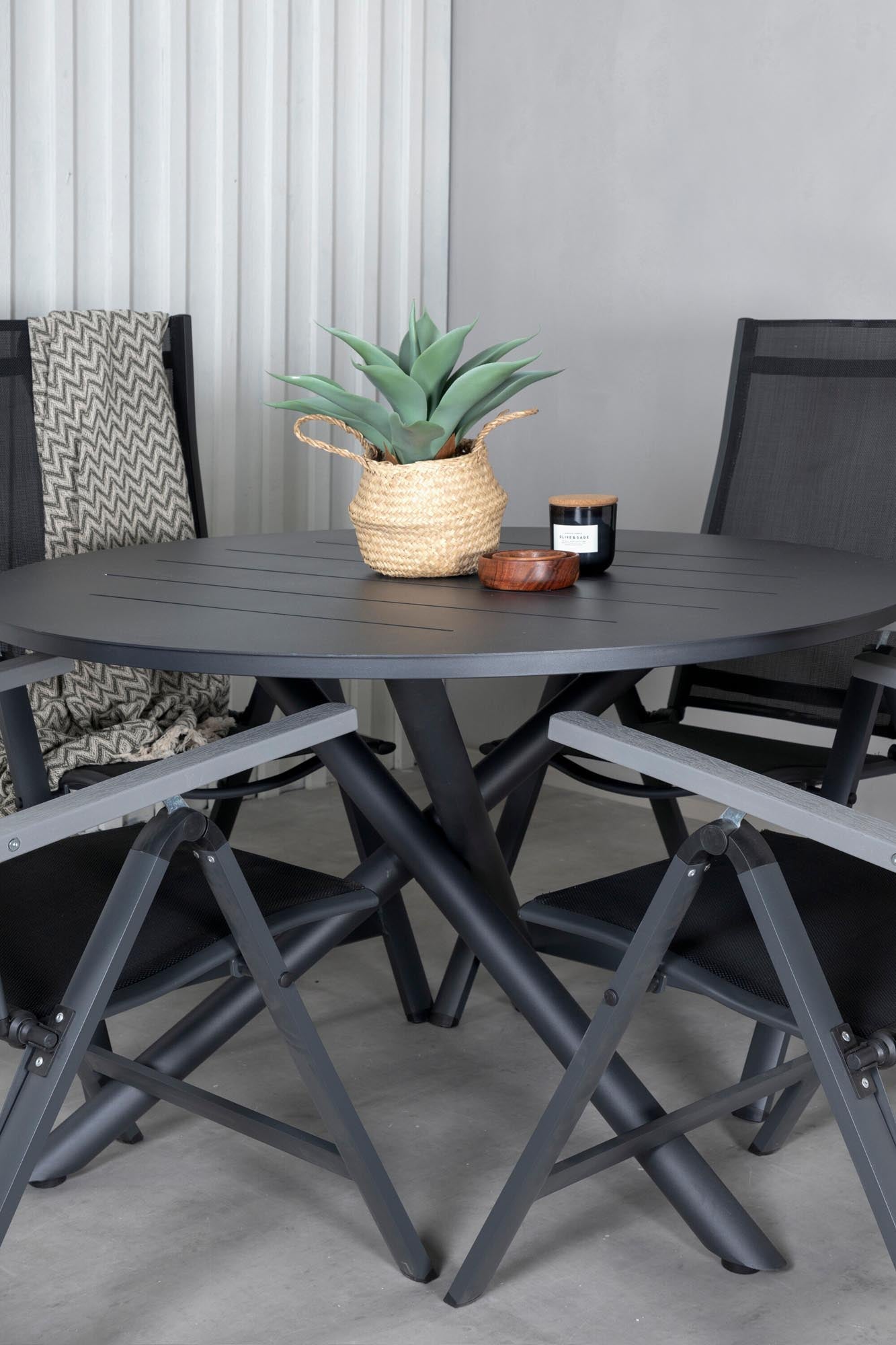 Elegantes Alma Tischset für 4, ideal für stilvolle Outdoor-Dinner.