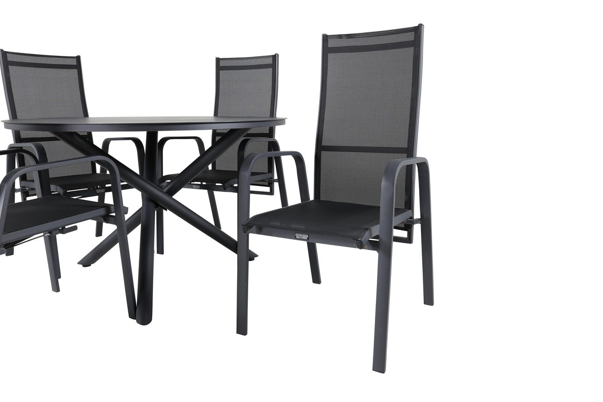 Runder Gartentisch ⌀120 cm aus schwarzem Aluminium mit Kreuzbeinen, dazu zwei Relaxstühle mit pulverbeschichteter Oberfläche in Schwarz.