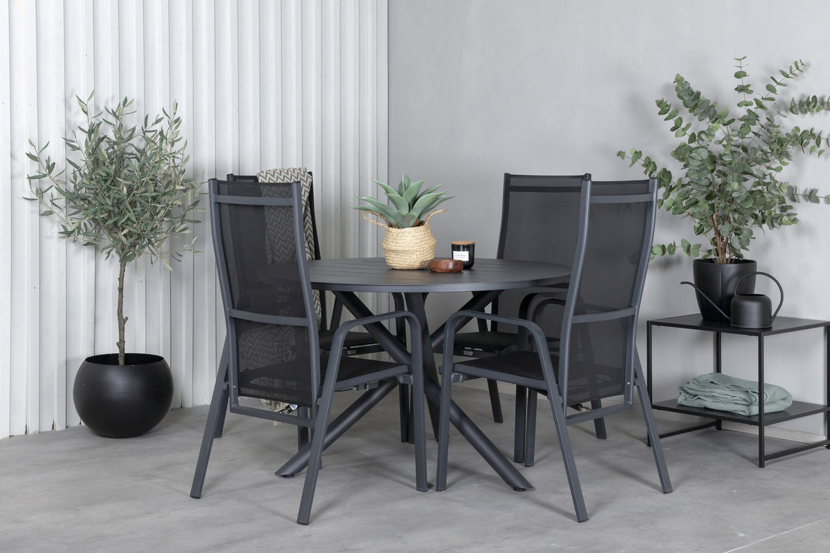 Runder Gartentisch ⌀120 cm aus schwarzem Aluminium mit Kreuzbeinen, dazu zwei Relaxstühle mit pulverbeschichteter Oberfläche in Schwarz.