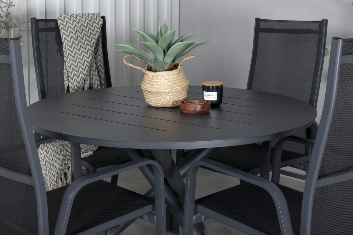 Runder Gartentisch ⌀120 cm aus schwarzem Aluminium mit Kreuzbeinen, dazu zwei Relaxstühle mit pulverbeschichteter Oberfläche in Schwarz.