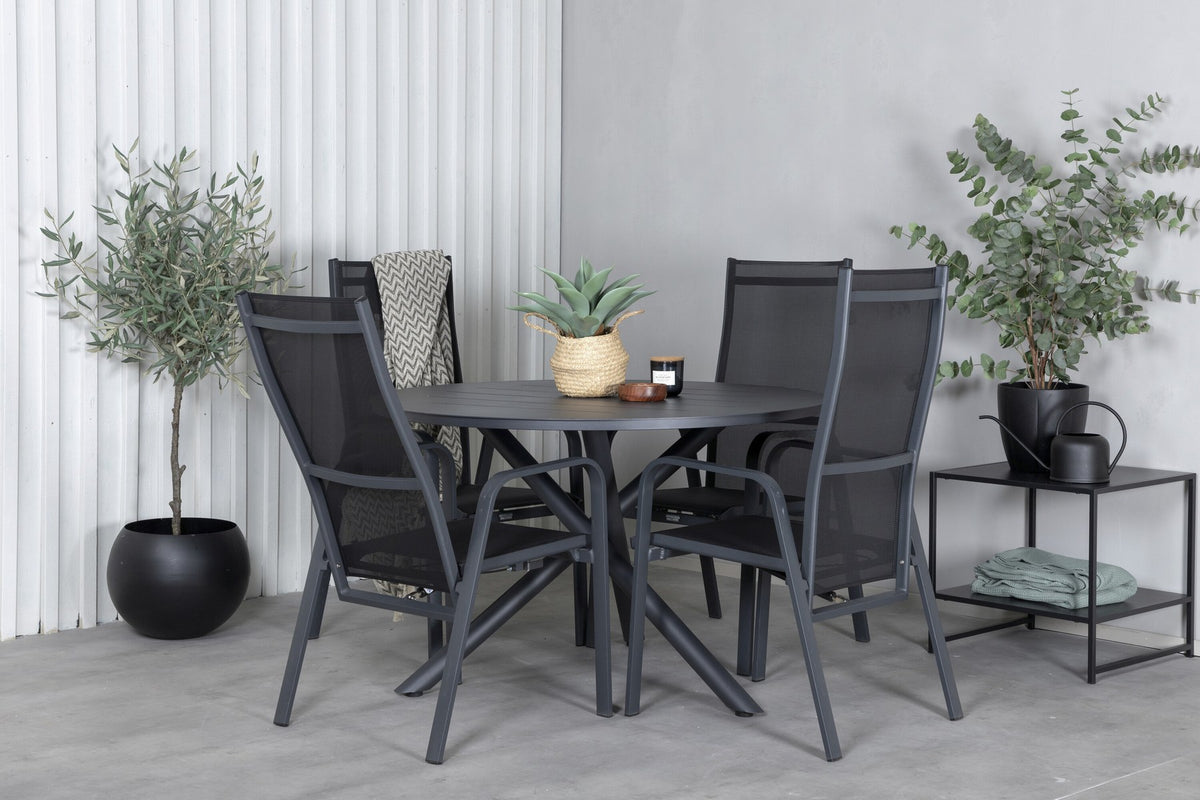 Runder Gartentisch ⌀120 cm aus schwarzem Aluminium mit Kreuzbeinen, dazu zwei Relaxstühle mit pulverbeschichteter Oberfläche in Schwarz.