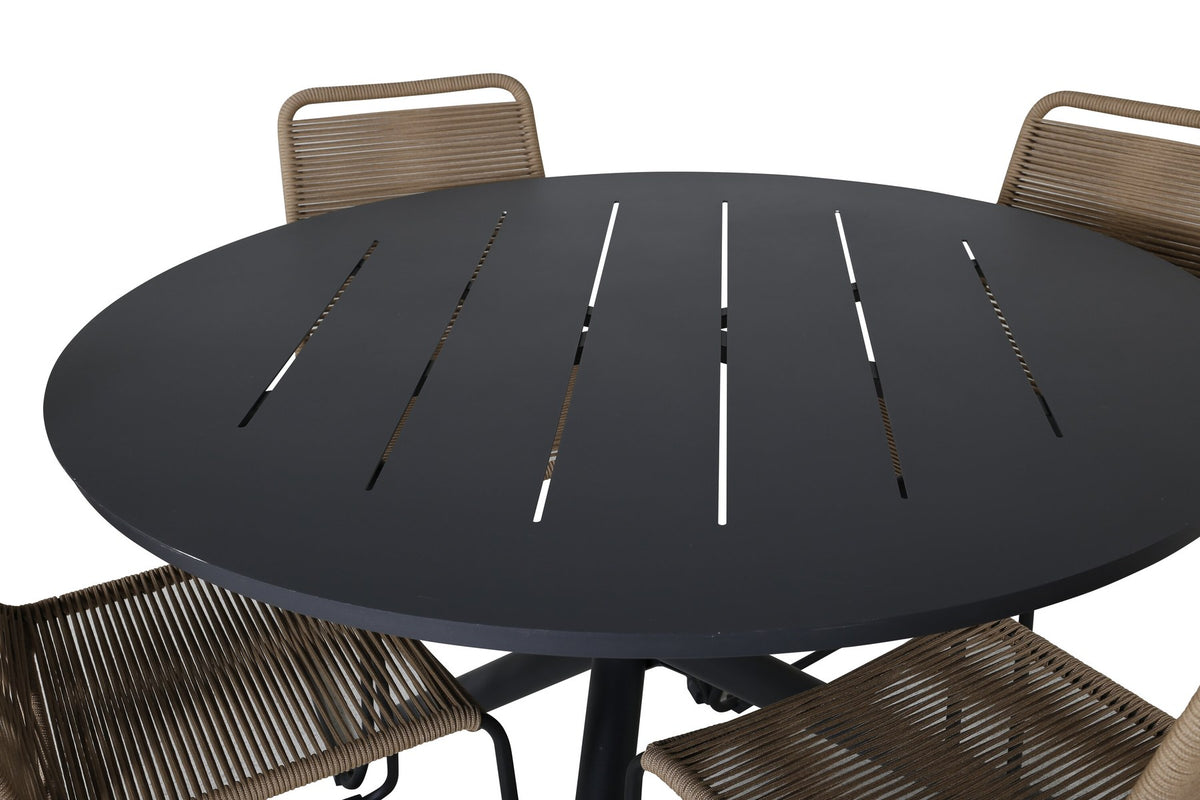 Runder Esstisch ⌀120 cm aus schwarzem Aluminium mit Kreuzbeinen und zwei Stühlen mit Seilgeflecht und Akazienholz-Details im Garten