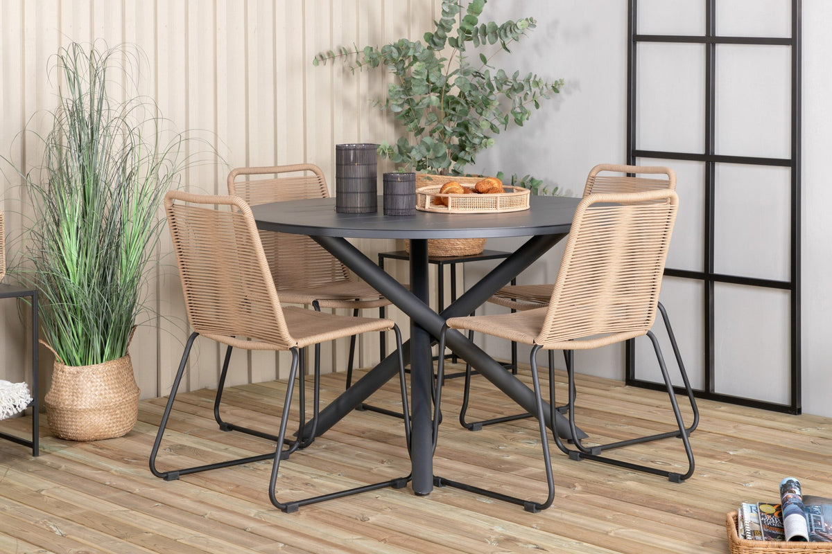 Runder Esstisch ⌀120 cm aus schwarzem Aluminium mit Kreuzbeinen und zwei Stühlen mit Seilgeflecht und Akazienholz-Details im Garten