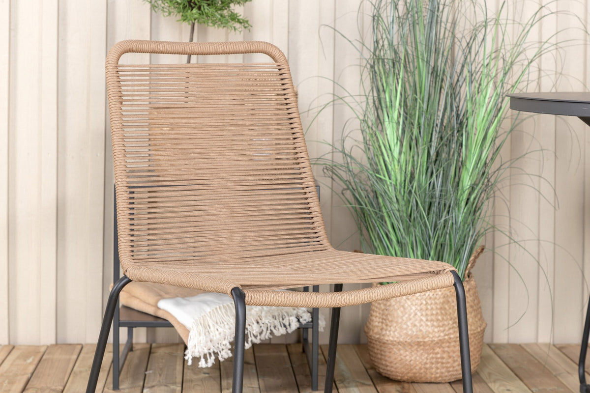 Runder Esstisch ⌀120 cm aus schwarzem Aluminium mit Kreuzbeinen und zwei Stühlen mit Seilgeflecht und Akazienholz-Details im Garten