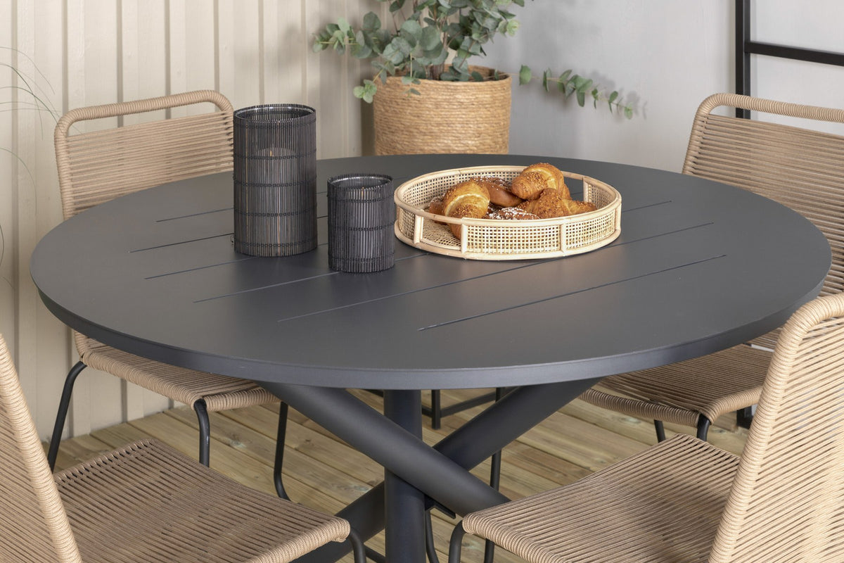 Runder Esstisch ⌀120 cm aus schwarzem Aluminium mit Kreuzbeinen und zwei Stühlen mit Seilgeflecht und Akazienholz-Details im Garten