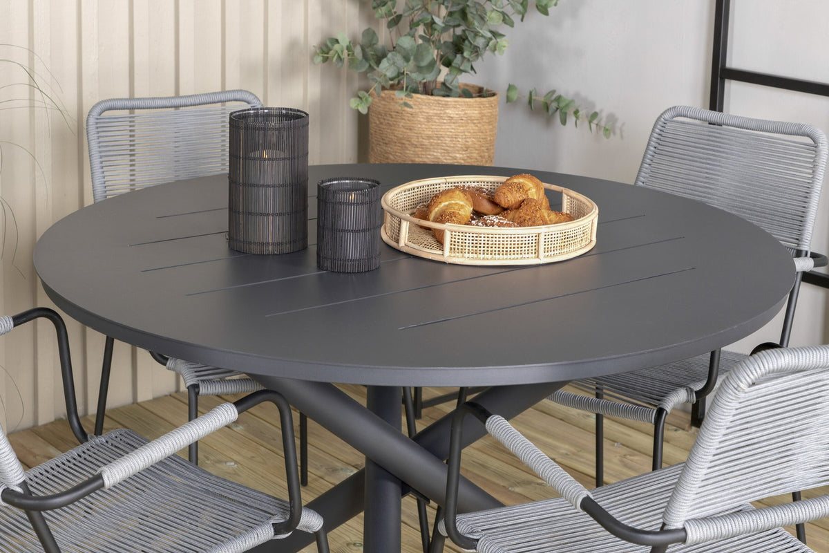 Rundes Gartentischset aus Aluminium mit schwarzer Tischplatte und zwei stapelbaren Stühlen mit grauem Seilgeflecht und schwarzen Stahlarmlehnen.