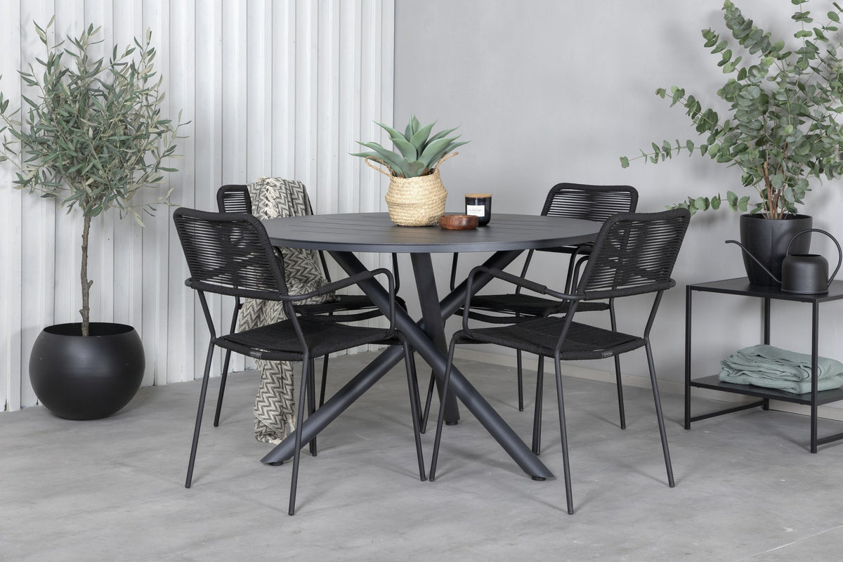 Runder Gartentisch ⌀120 cm aus schwarzem Aluminium mit zwei Esszimmerstühlen aus Akazienholz, schwarzem Seil und Stahlgestell im Freien.