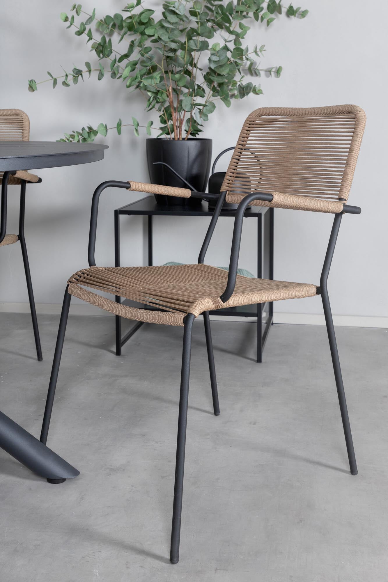 Alma Outdoor-Tischset + Lindos ⌀120cm/4St. in Schwarz Braun präsentiert im Onlineshop von KAQTU Design AG. Gartentischset ist von Venture Home