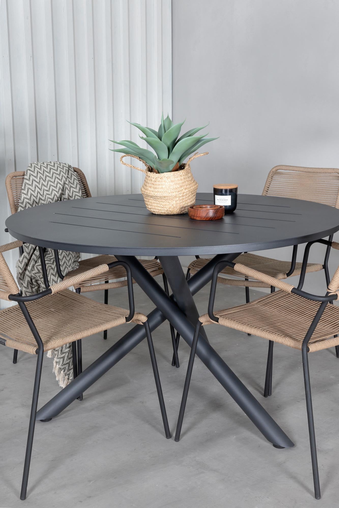 Alma Outdoor-Tischset + Lindos ⌀120cm/4St. in Schwarz Braun präsentiert im Onlineshop von KAQTU Design AG. Gartentischset ist von Venture Home