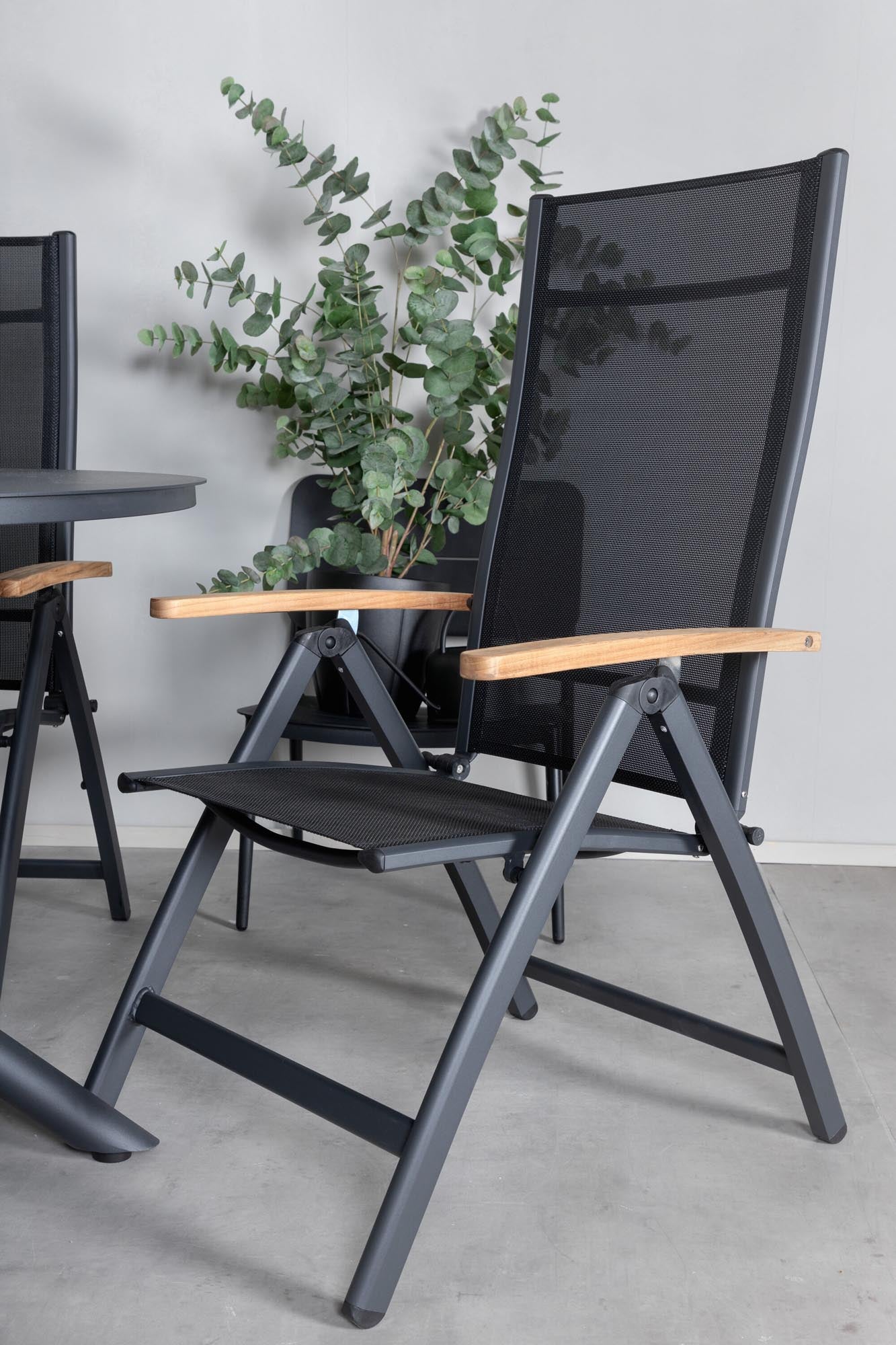 Alma Outdoor-Tischset + Panama ⌀120cm/4St. in Schwarz präsentiert im Onlineshop von KAQTU Design AG. Gartentischset ist von Venture Home