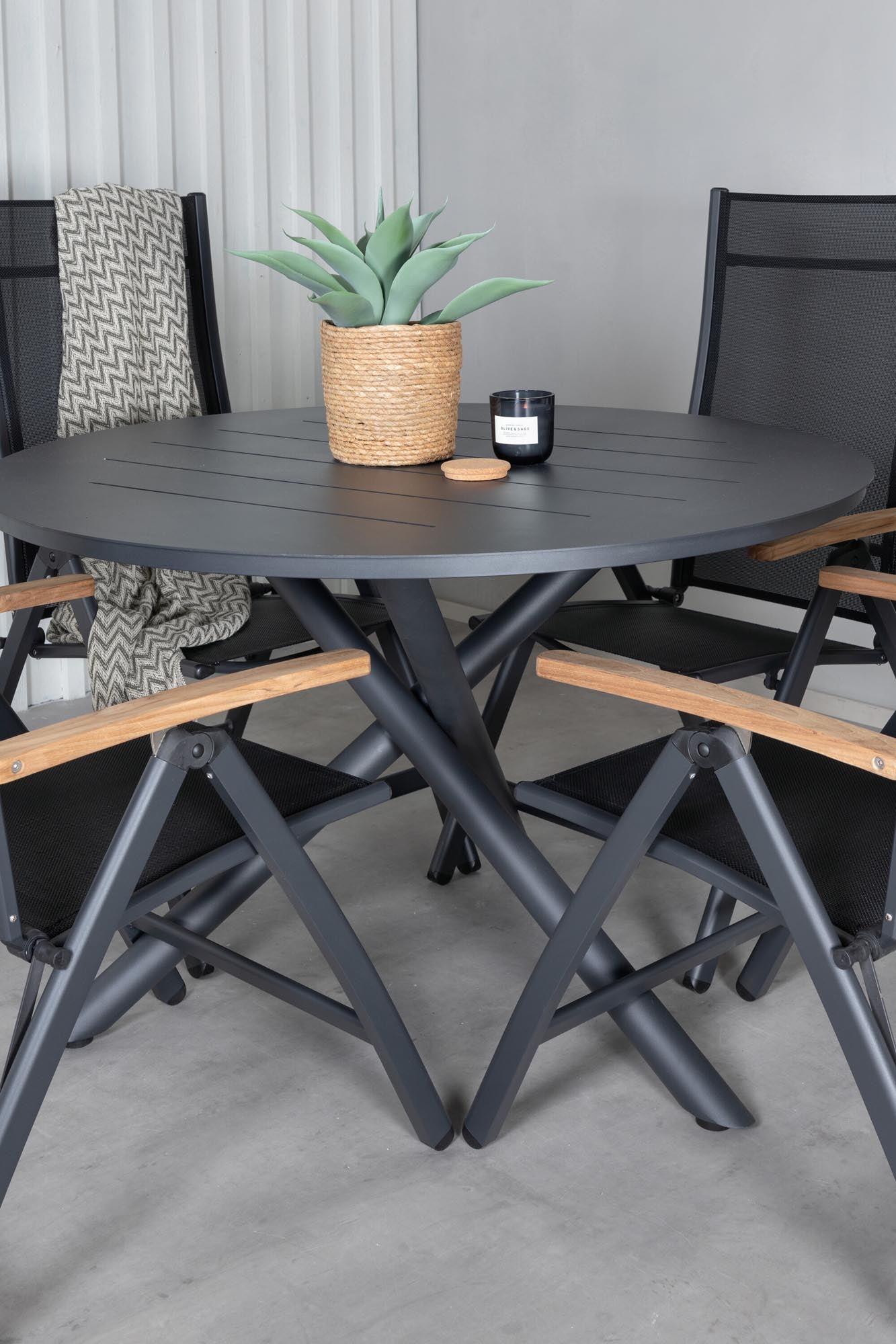 Alma Outdoor-Tischset + Panama ⌀120cm/4St. in Schwarz präsentiert im Onlineshop von KAQTU Design AG. Gartentischset ist von Venture Home