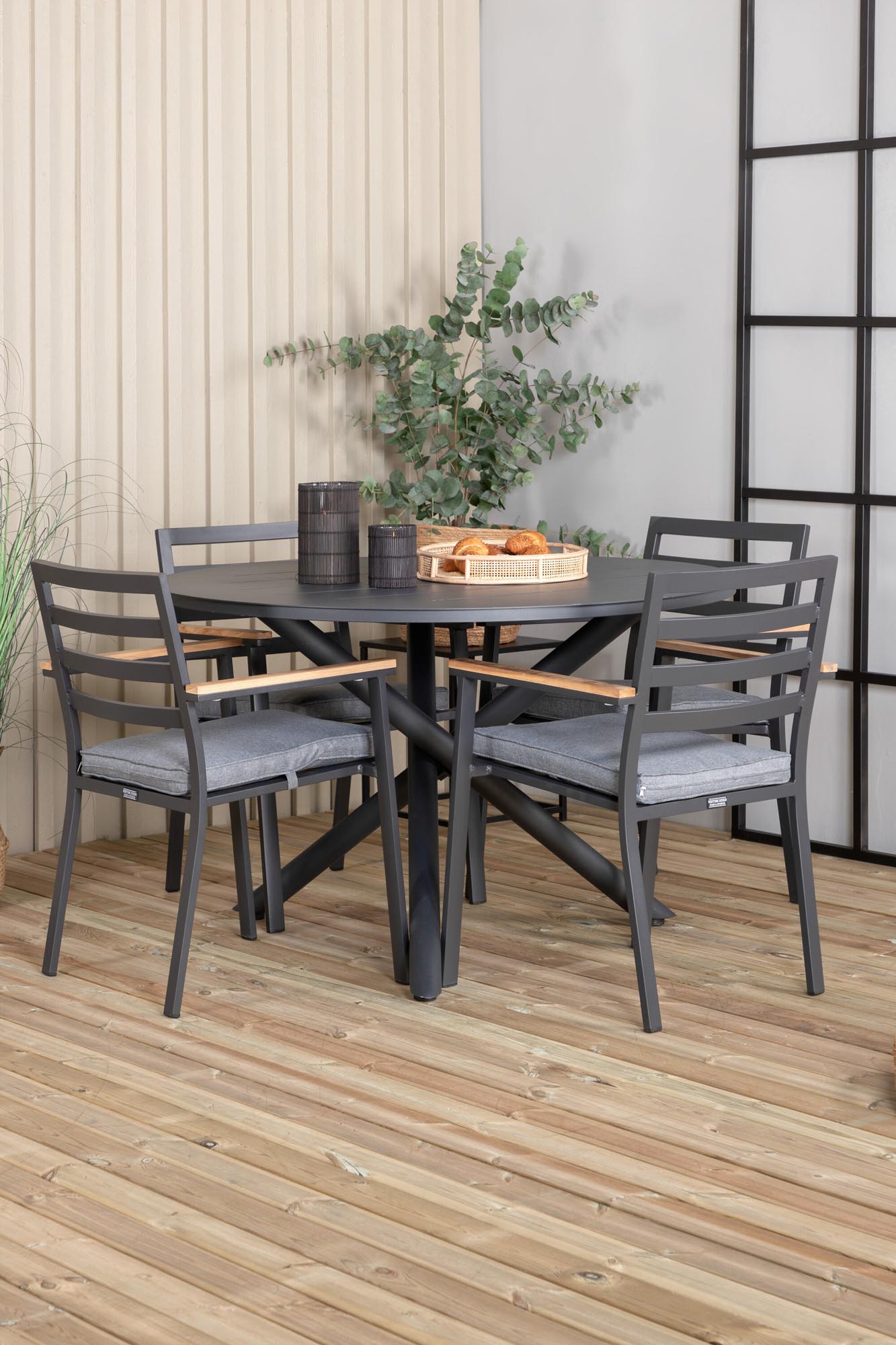 Alma Outdoor-Tischset + Brasilia ⌀120cm/4St. in Schwarz präsentiert im Onlineshop von KAQTU Design AG. Gartentischset ist von Venture Home