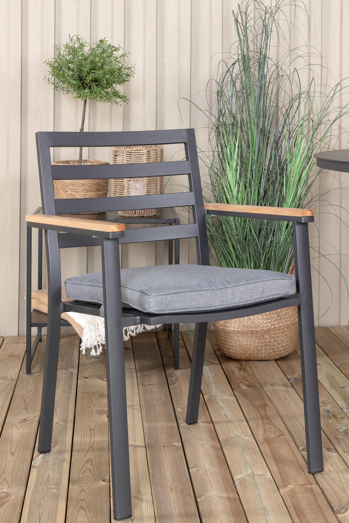 Alma Outdoor-Tischset + Brasilia ⌀120cm/4St. in Schwarz präsentiert im Onlineshop von KAQTU Design AG. Gartentischset ist von Venture Home