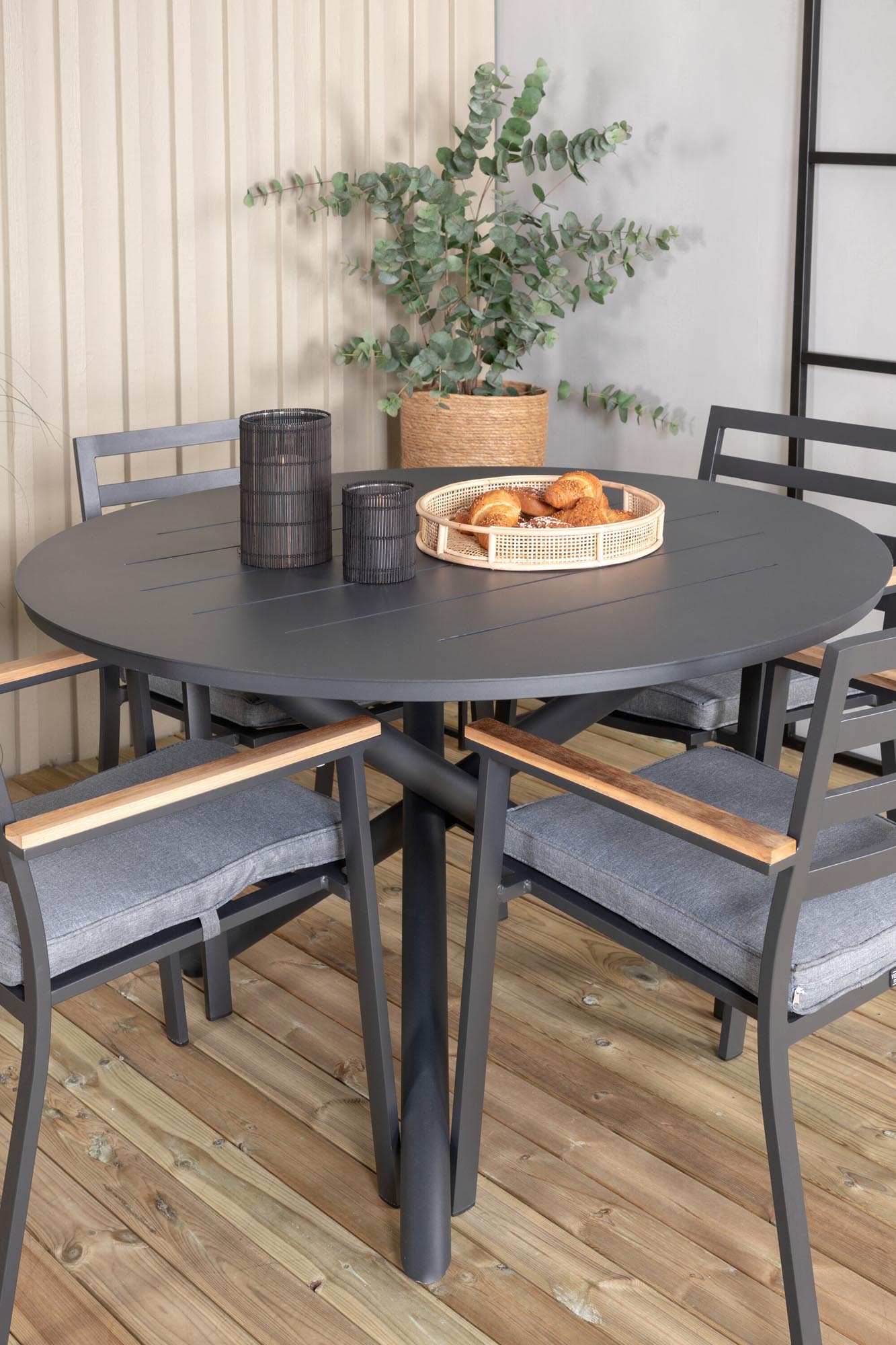 Alma Outdoor-Tischset + Brasilia ⌀120cm/4St. in Schwarz präsentiert im Onlineshop von KAQTU Design AG. Gartentischset ist von Venture Home