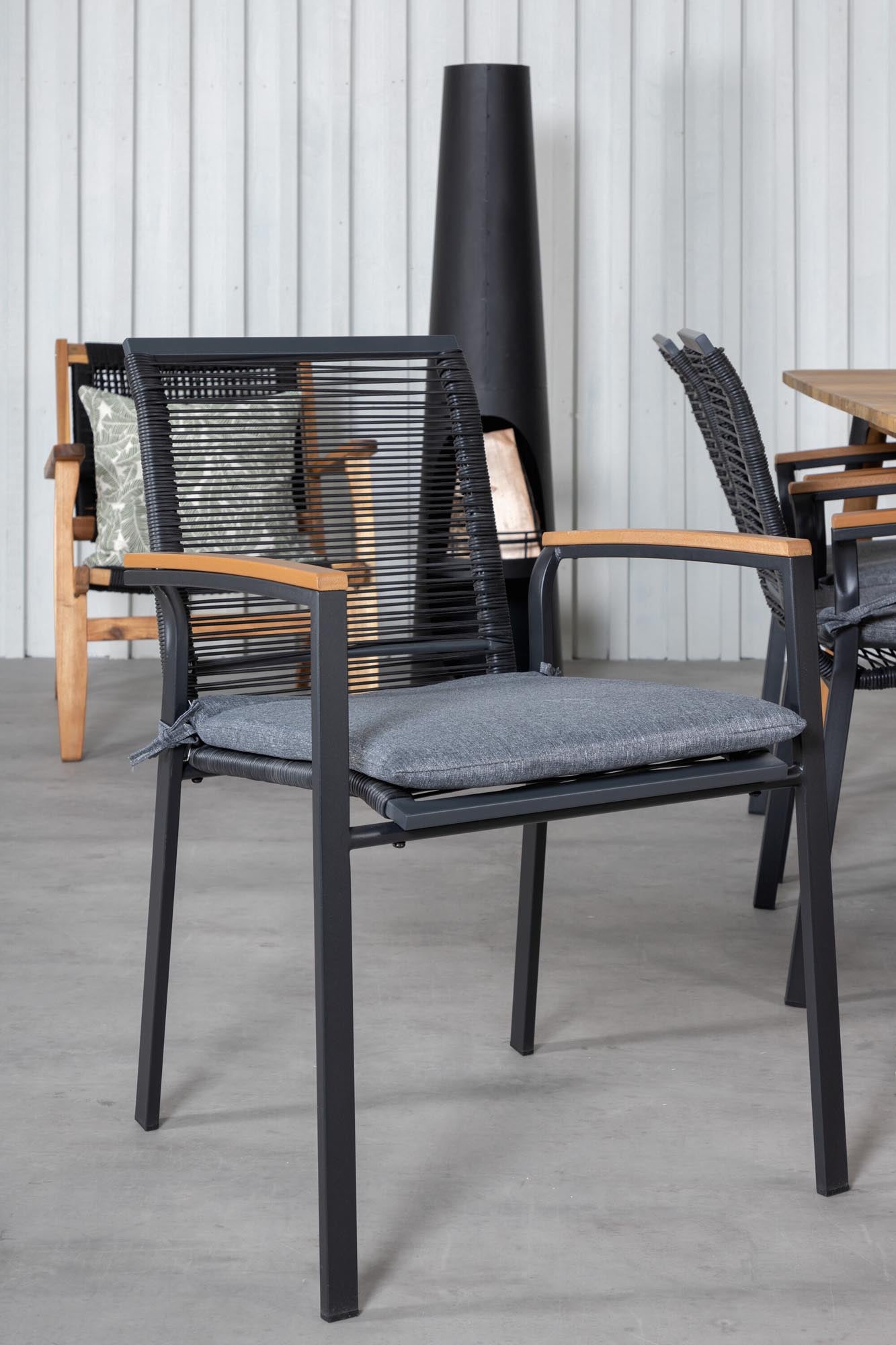 Elegantes Julian Outdoor-Tischset mit Dallas Stühlen für 6 Personen. Perfekt für gesellige Abende im Freien, wetterfest und komfortabel.