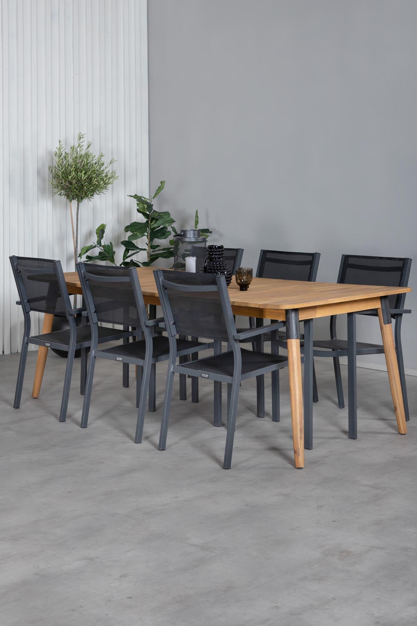 Elegantes Julian Tischset mit 6 Copacabana-Stühlen von Venture Home.