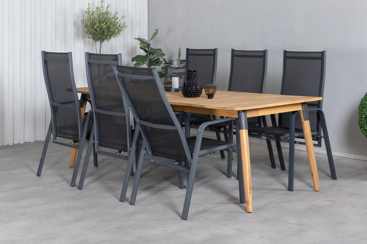 Rechteckiger Esstisch aus Akazienholz in Naturton mit zwei schwarzen Liegestühlen aus Stahl, Gartentischset von Venture Home.