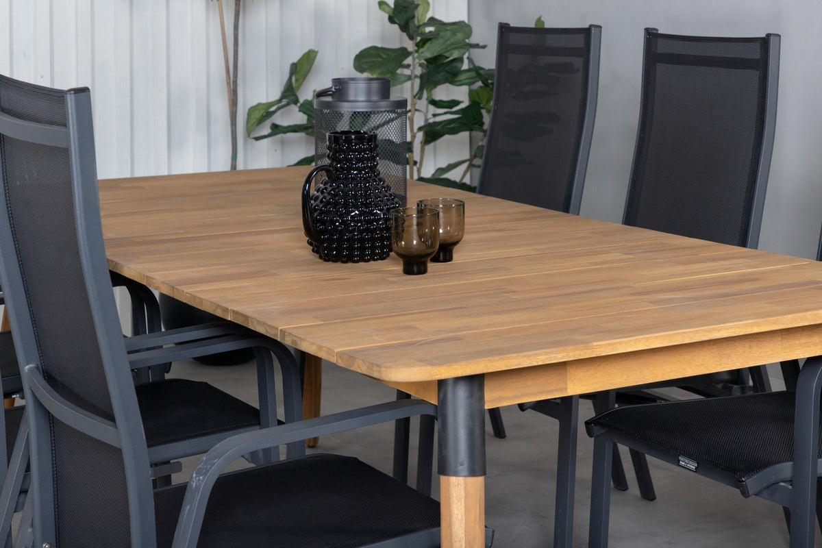 Rechteckiger Esstisch aus Akazienholz in Naturton mit zwei schwarzen Liegestühlen aus Stahl, Gartentischset von Venture Home.