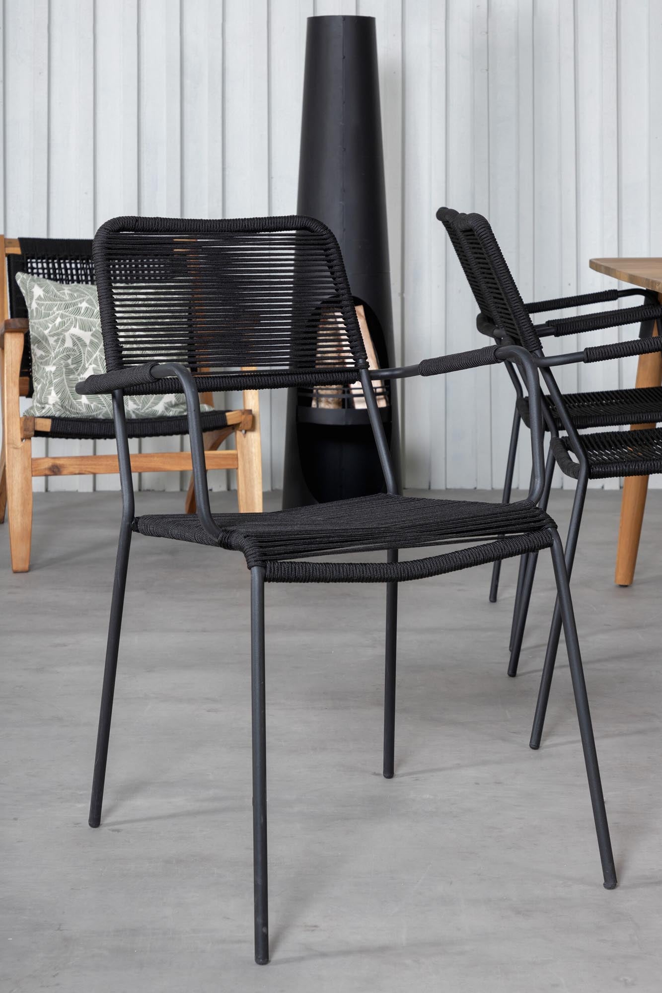 Stilvolles Julian Outdoor-Tischset mit 6 komfortablen Lindos Armchairs aus langlebigem Akazienholz und pflegeleichtem Seil für entspannte Stunden im Freien.